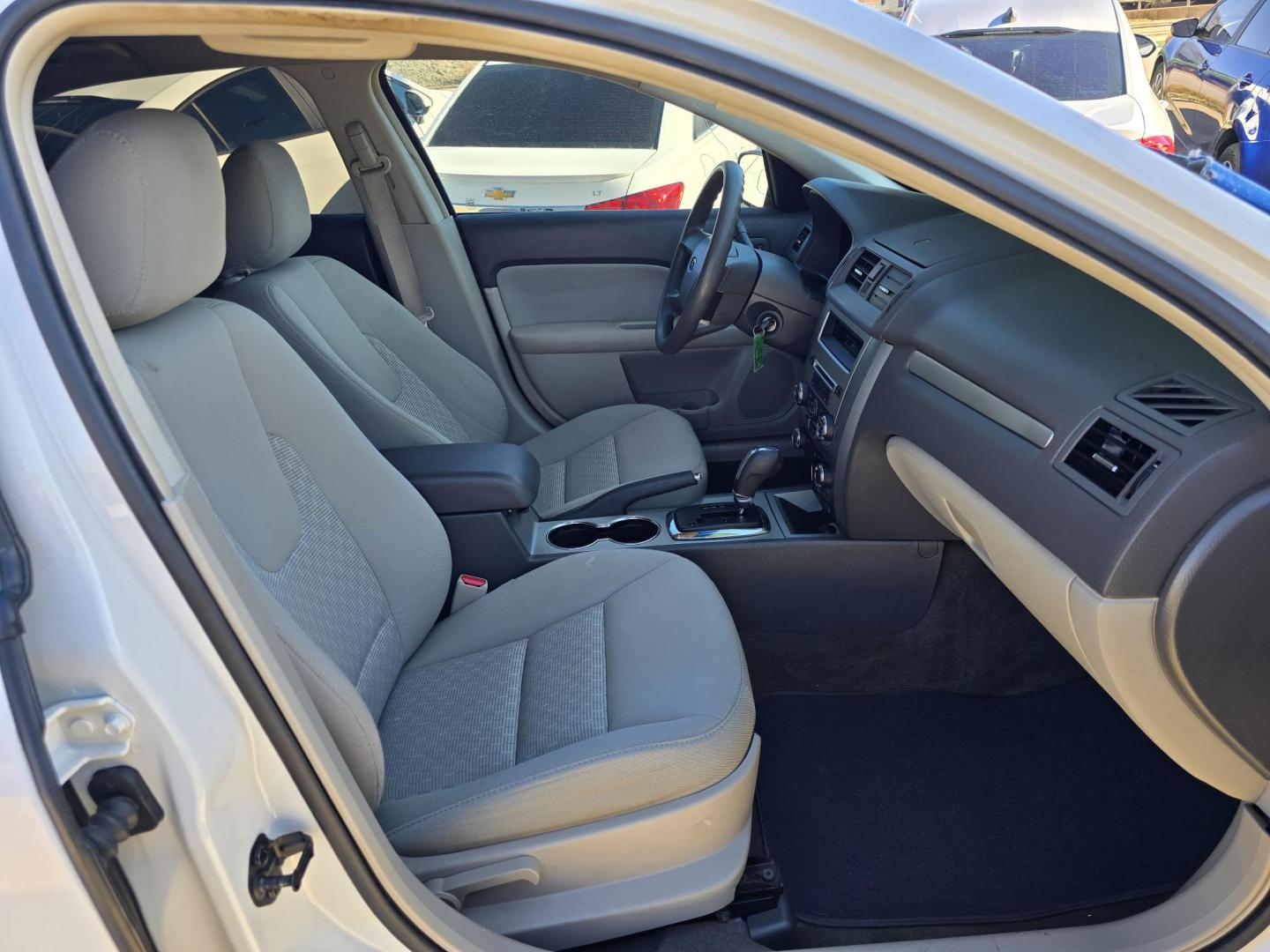 2010 Ford Fusion SE (3FAHP0HG6AR) with an 3.0L V6 DOHC 24V engine, AUTO transmission, located at 2660 S.Garland Avenue, Garland, TX, 75041, (469) 298-3118, 32.885551, -96.655602 - Photo#16