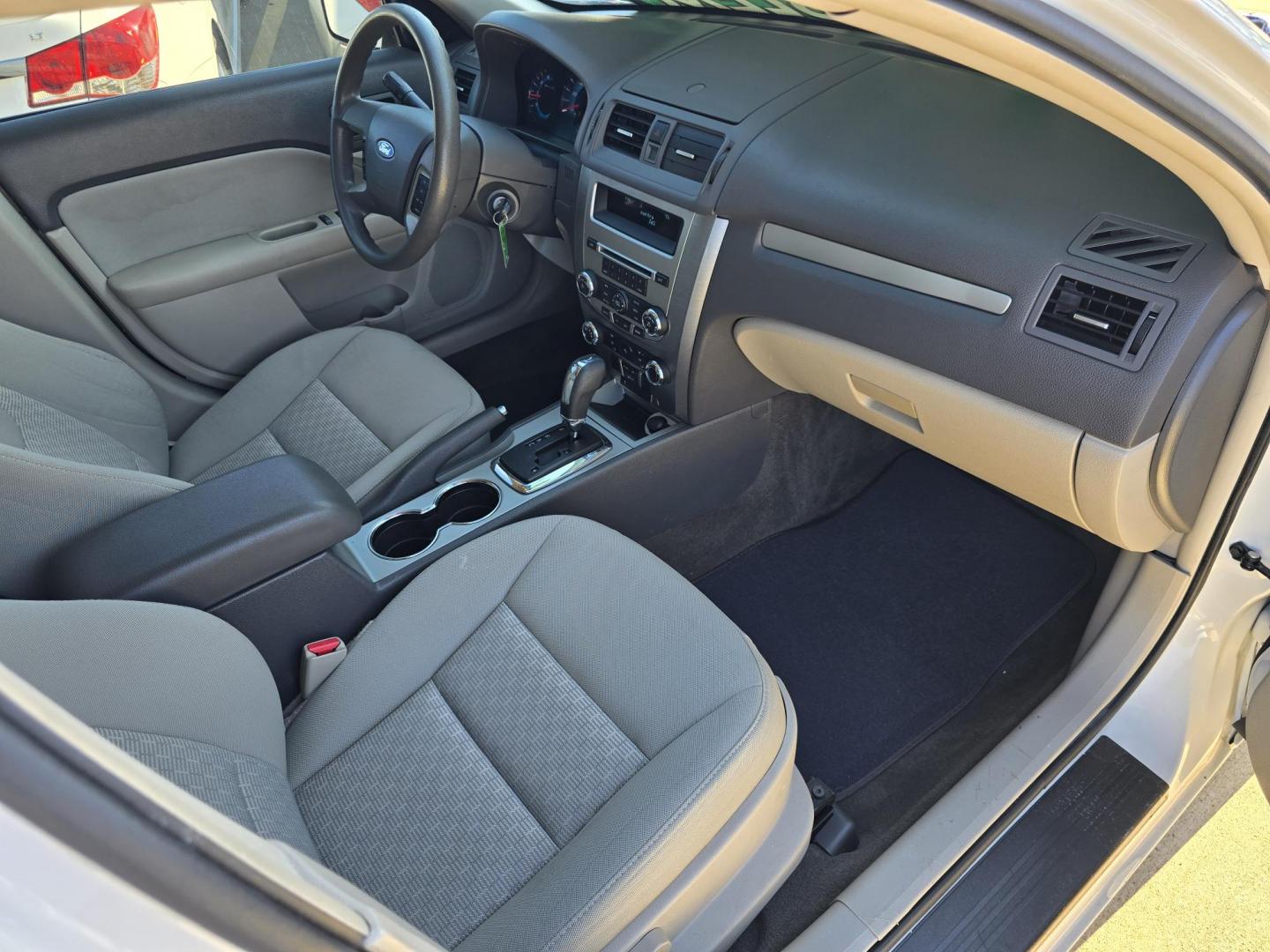 2010 Ford Fusion SE (3FAHP0HG6AR) with an 3.0L V6 DOHC 24V engine, AUTO transmission, located at 2660 S.Garland Avenue, Garland, TX, 75041, (469) 298-3118, 32.885551, -96.655602 - Photo#17