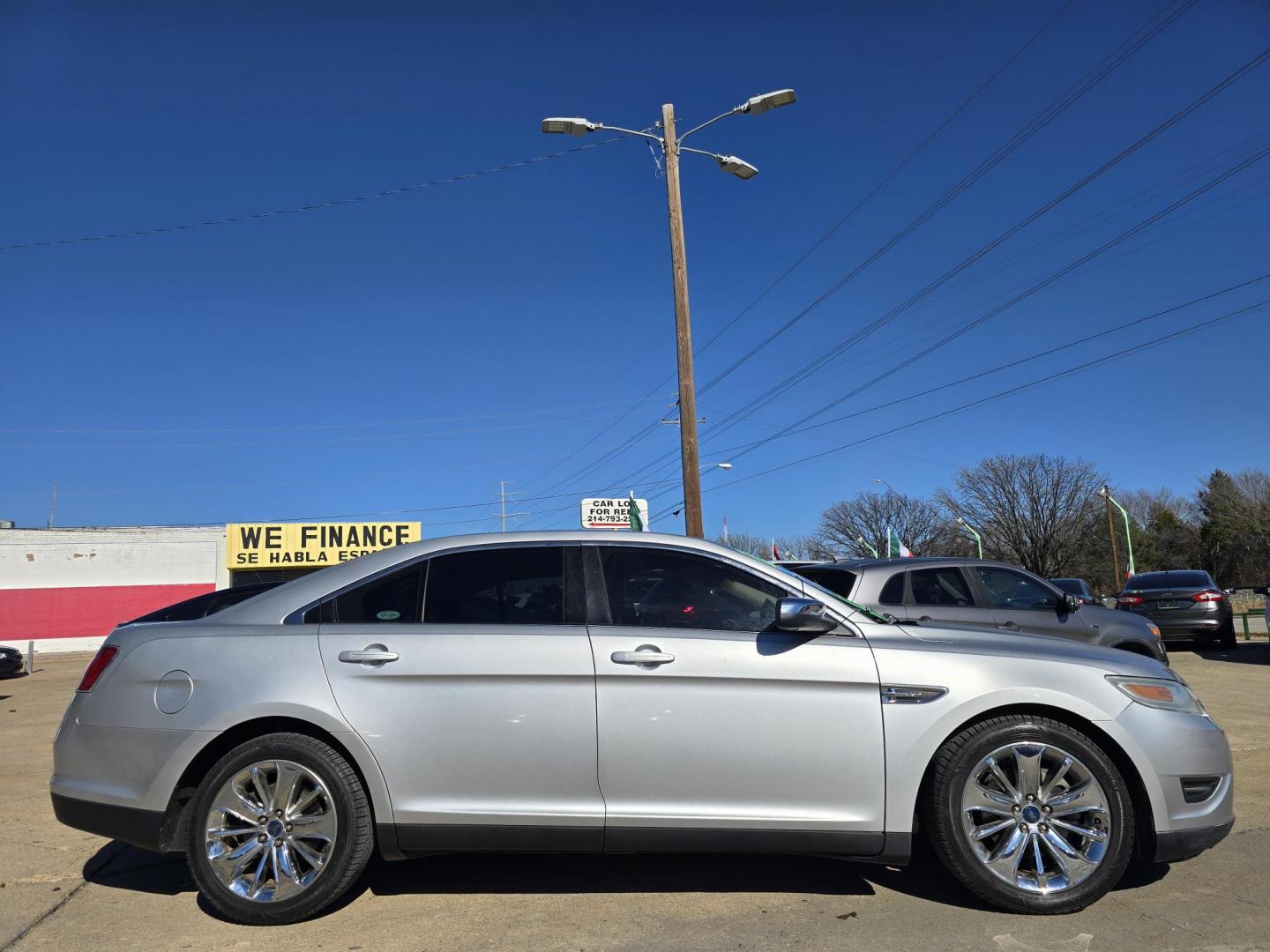 2010 SILVER Ford Taurus Limited (1FAHP2FW5AG) with an 3.5L V6 DOHC 24V engine, 6-Speed Automatic transmission, located at 2660 S.Garland Avenue, Garland, TX, 75041, (469) 298-3118, 32.885551, -96.655602 - Photo#2