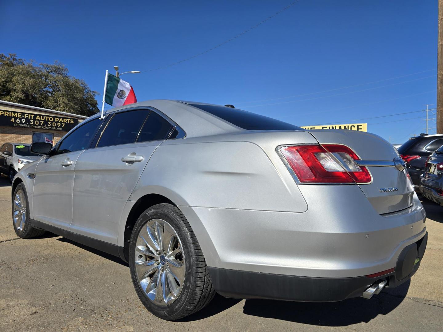 2010 SILVER Ford Taurus Limited (1FAHP2FW5AG) with an 3.5L V6 DOHC 24V engine, 6-Speed Automatic transmission, located at 2660 S.Garland Avenue, Garland, TX, 75041, (469) 298-3118, 32.885551, -96.655602 - Photo#5