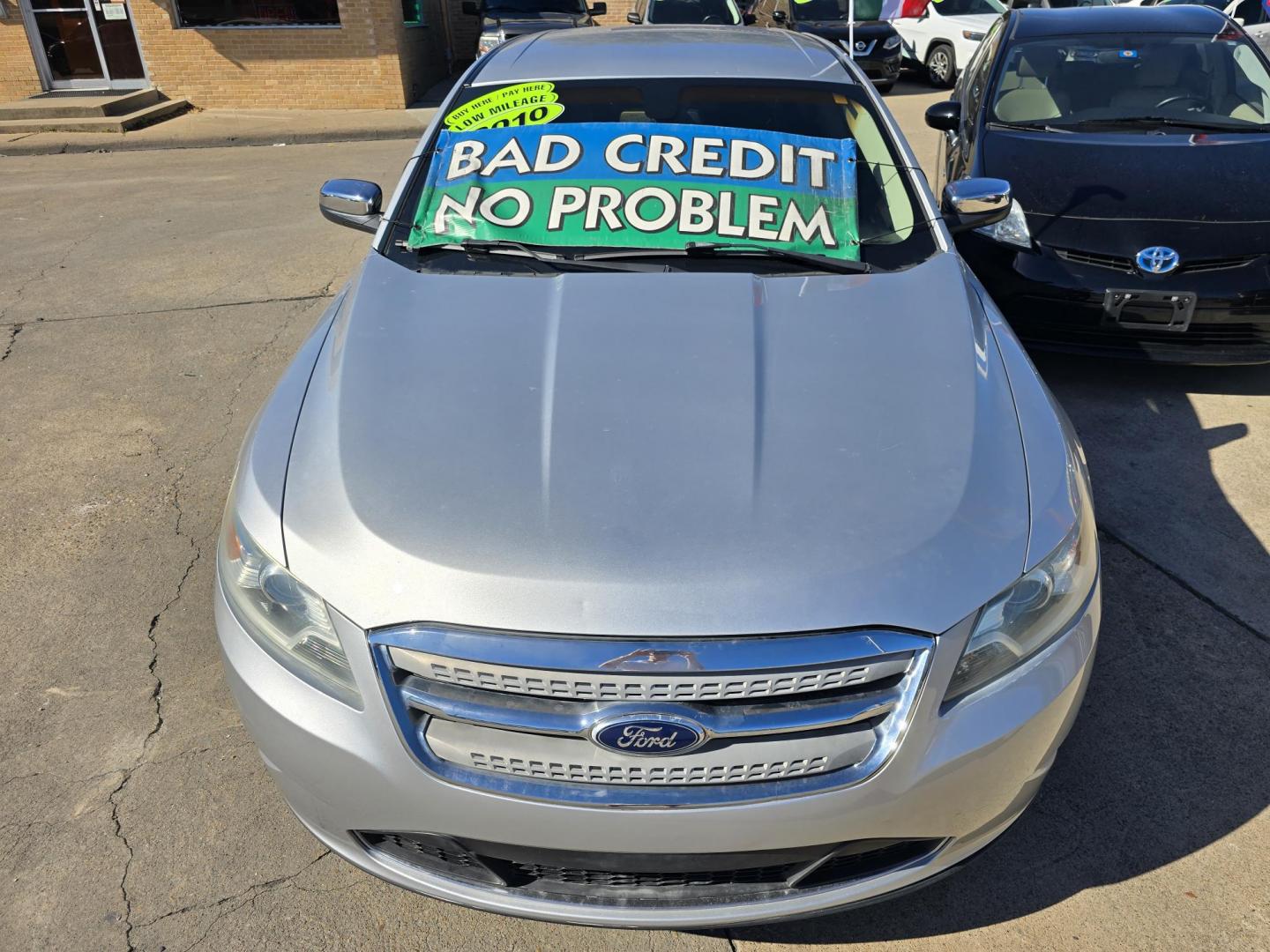 2010 SILVER Ford Taurus Limited (1FAHP2FW5AG) with an 3.5L V6 DOHC 24V engine, 6-Speed Automatic transmission, located at 2660 S.Garland Avenue, Garland, TX, 75041, (469) 298-3118, 32.885551, -96.655602 - Photo#8