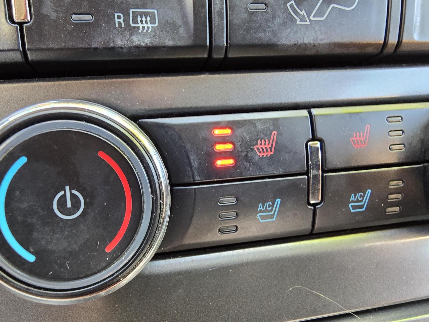 2010 SILVER Ford Taurus Limited (1FAHP2FW5AG) with an 3.5L V6 DOHC 24V engine, 6-Speed Automatic transmission, located at 2660 S.Garland Avenue, Garland, TX, 75041, (469) 298-3118, 32.885551, -96.655602 - Photo#14