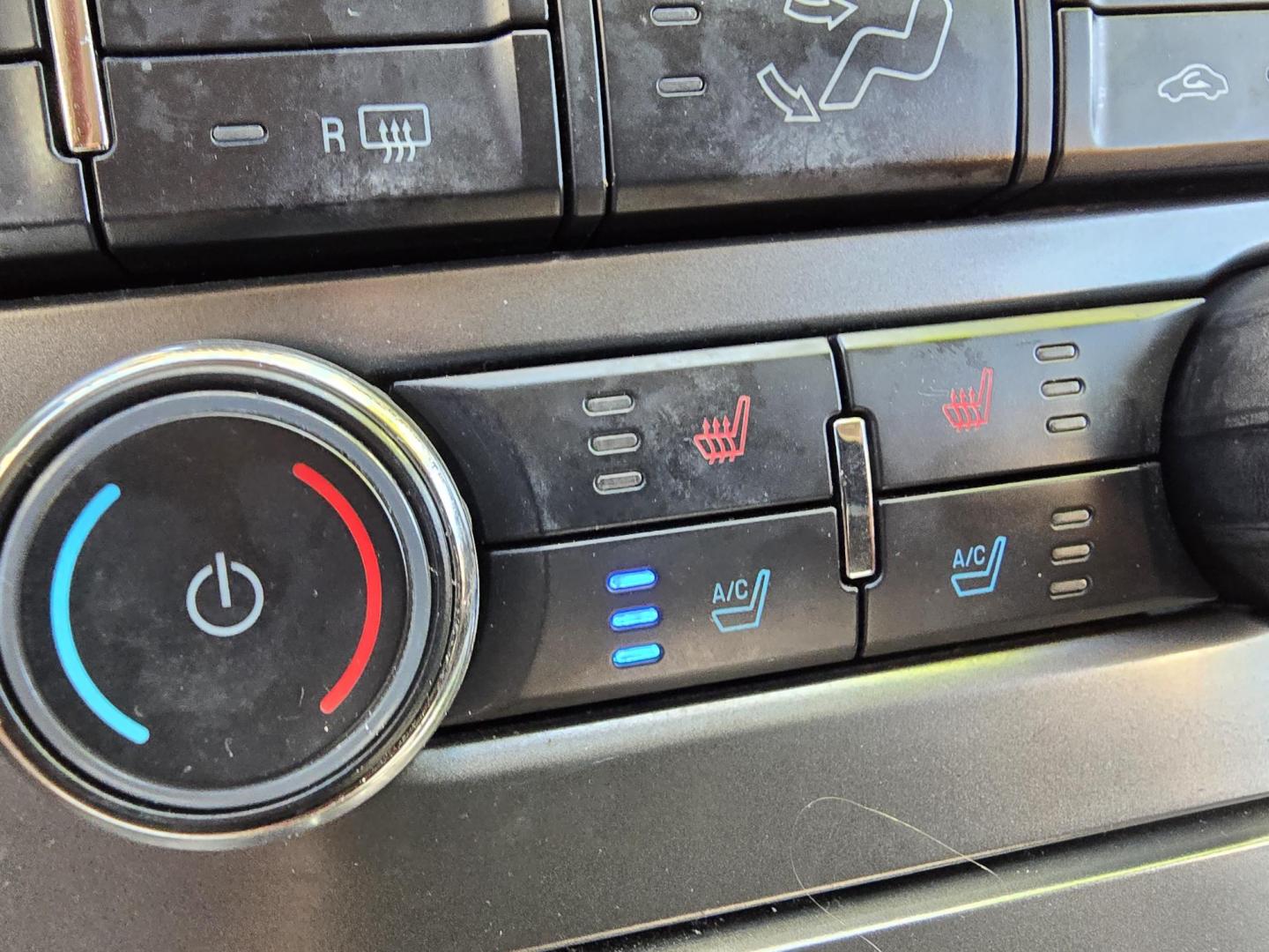 2010 SILVER Ford Taurus Limited (1FAHP2FW5AG) with an 3.5L V6 DOHC 24V engine, 6-Speed Automatic transmission, located at 2660 S.Garland Avenue, Garland, TX, 75041, (469) 298-3118, 32.885551, -96.655602 - Photo#15