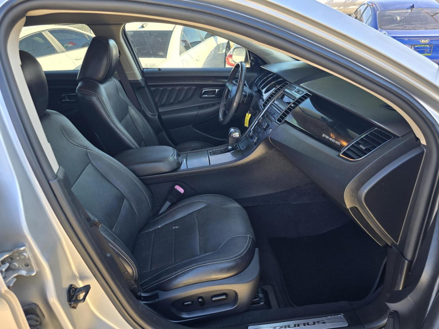 2010 SILVER Ford Taurus Limited (1FAHP2FW5AG) with an 3.5L V6 DOHC 24V engine, 6-Speed Automatic transmission, located at 2660 S.Garland Avenue, Garland, TX, 75041, (469) 298-3118, 32.885551, -96.655602 - Photo#18