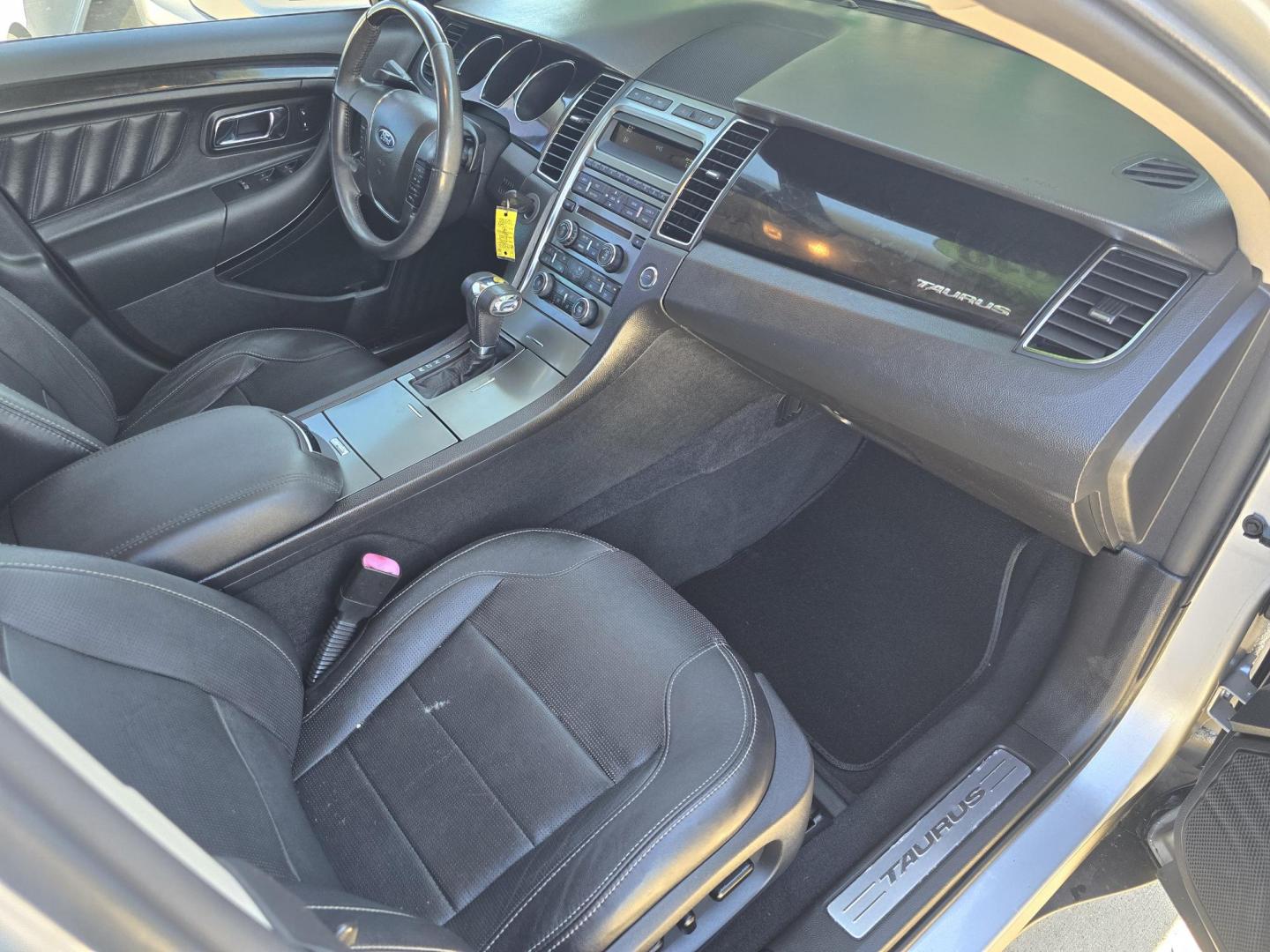 2010 SILVER Ford Taurus Limited (1FAHP2FW5AG) with an 3.5L V6 DOHC 24V engine, 6-Speed Automatic transmission, located at 2660 S.Garland Avenue, Garland, TX, 75041, (469) 298-3118, 32.885551, -96.655602 - Photo#19