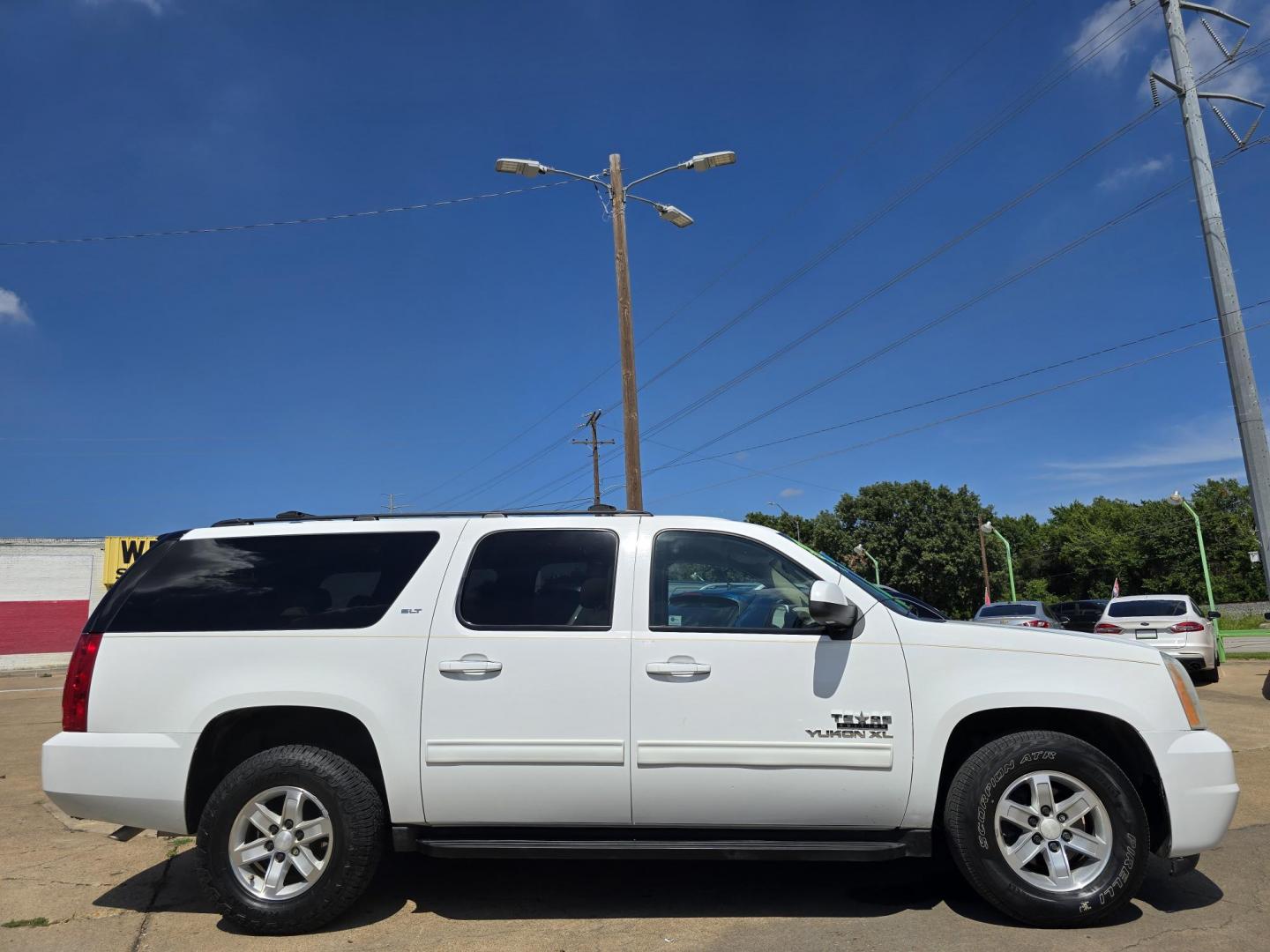 2010 WHITE GMC Yukon XL SLT (1GKUCKE04AR) with an 5.3L V8 OHV 16V FFV engine, 4-Speed Automatic transmission, located at 2660 S.Garland Avenue, Garland, TX, 75041, (469) 298-3118, 32.885551, -96.655602 - Photo#2
