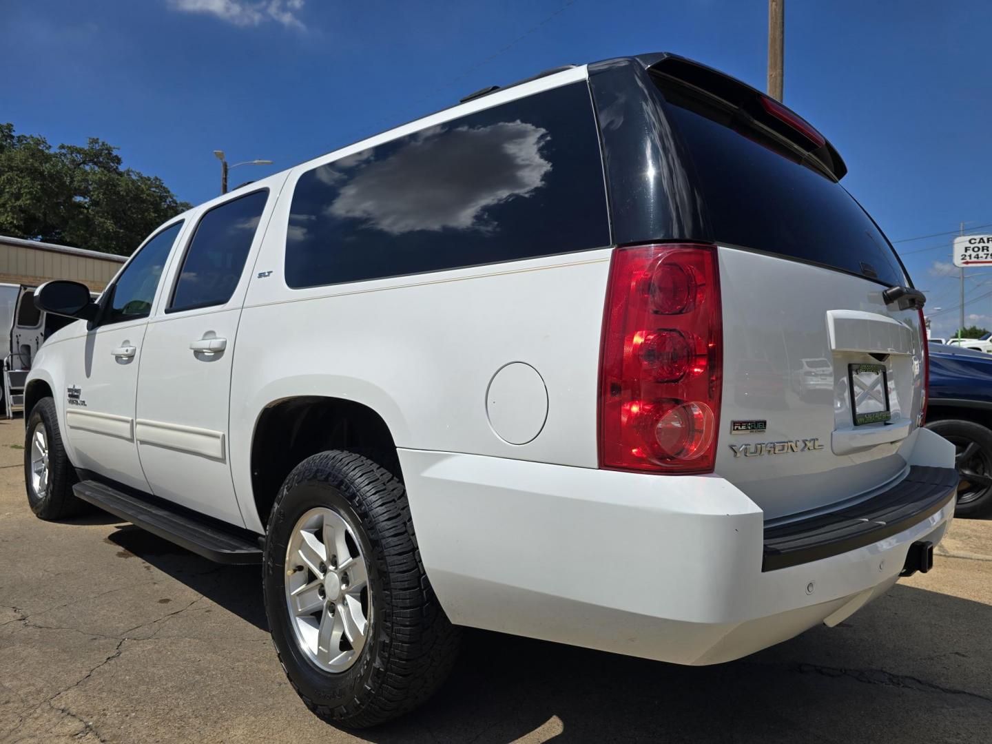 2010 WHITE GMC Yukon XL SLT (1GKUCKE04AR) with an 5.3L V8 OHV 16V FFV engine, 4-Speed Automatic transmission, located at 2660 S.Garland Avenue, Garland, TX, 75041, (469) 298-3118, 32.885551, -96.655602 - Photo#5