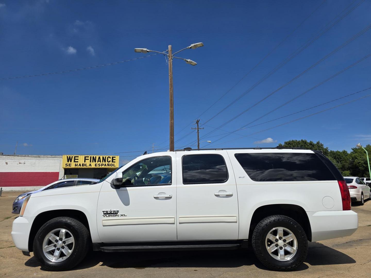 2010 WHITE GMC Yukon XL SLT (1GKUCKE04AR) with an 5.3L V8 OHV 16V FFV engine, 4-Speed Automatic transmission, located at 2660 S.Garland Avenue, Garland, TX, 75041, (469) 298-3118, 32.885551, -96.655602 - Photo#6