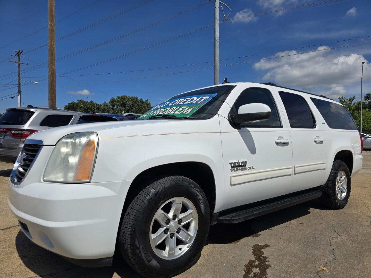 2010 WHITE GMC Yukon XL SLT (1GKUCKE04AR) with an 5.3L V8 OHV 16V FFV engine, 4-Speed Automatic transmission, located at 2660 S.Garland Avenue, Garland, TX, 75041, (469) 298-3118, 32.885551, -96.655602 - Photo#7