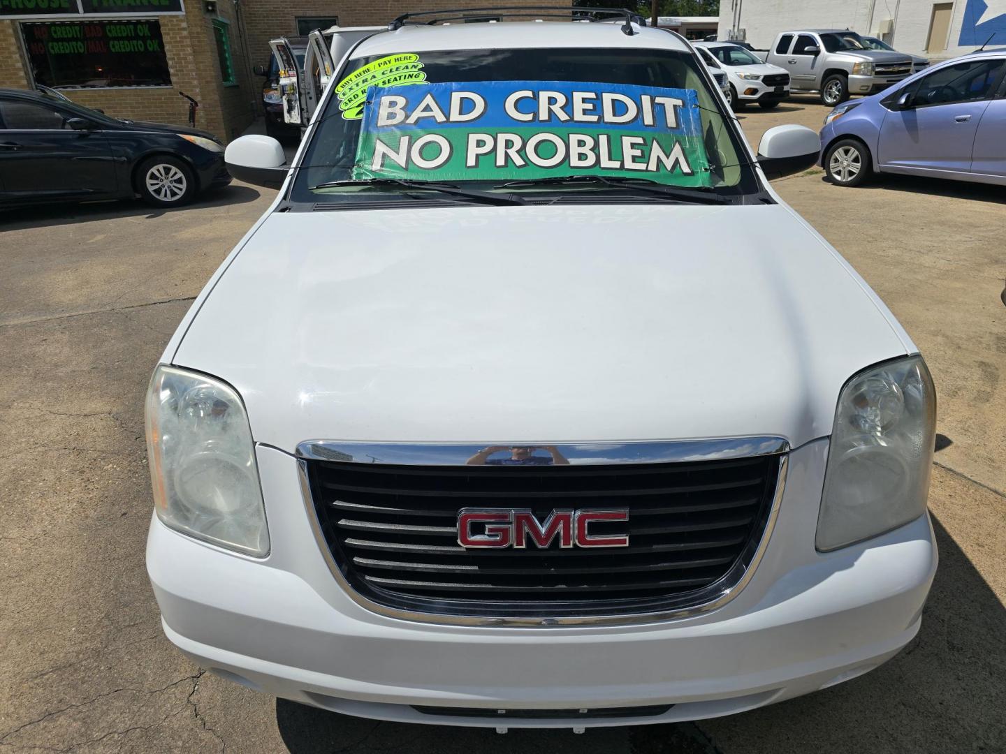 2010 WHITE GMC Yukon XL SLT (1GKUCKE04AR) with an 5.3L V8 OHV 16V FFV engine, 4-Speed Automatic transmission, located at 2660 S.Garland Avenue, Garland, TX, 75041, (469) 298-3118, 32.885551, -96.655602 - Photo#8