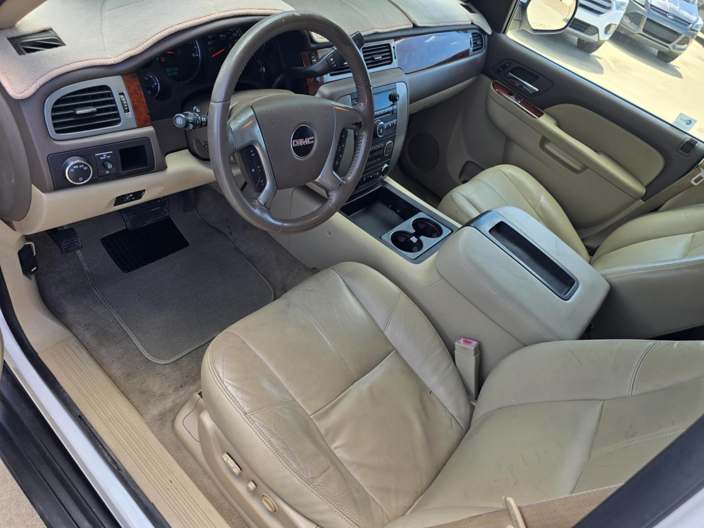 2010 WHITE GMC Yukon XL SLT (1GKUCKE04AR) with an 5.3L V8 OHV 16V FFV engine, 4-Speed Automatic transmission, located at 2660 S.Garland Avenue, Garland, TX, 75041, (469) 298-3118, 32.885551, -96.655602 - Photo#11