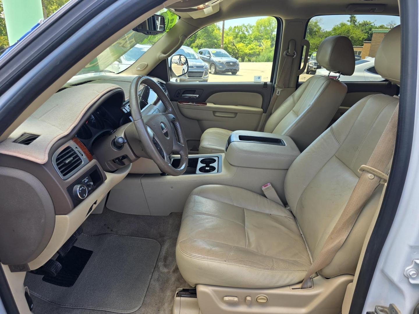 2010 WHITE GMC Yukon XL SLT (1GKUCKE04AR) with an 5.3L V8 OHV 16V FFV engine, 4-Speed Automatic transmission, located at 2660 S.Garland Avenue, Garland, TX, 75041, (469) 298-3118, 32.885551, -96.655602 - Photo#12