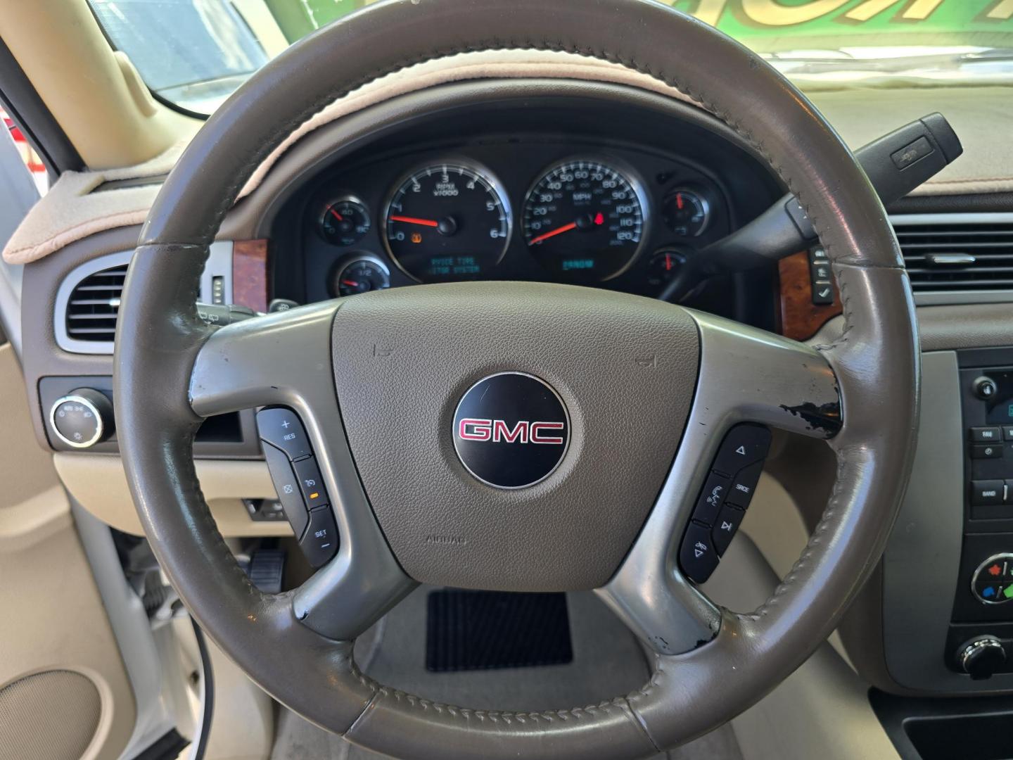 2010 WHITE GMC Yukon XL SLT (1GKUCKE04AR) with an 5.3L V8 OHV 16V FFV engine, 4-Speed Automatic transmission, located at 2660 S.Garland Avenue, Garland, TX, 75041, (469) 298-3118, 32.885551, -96.655602 - Photo#13