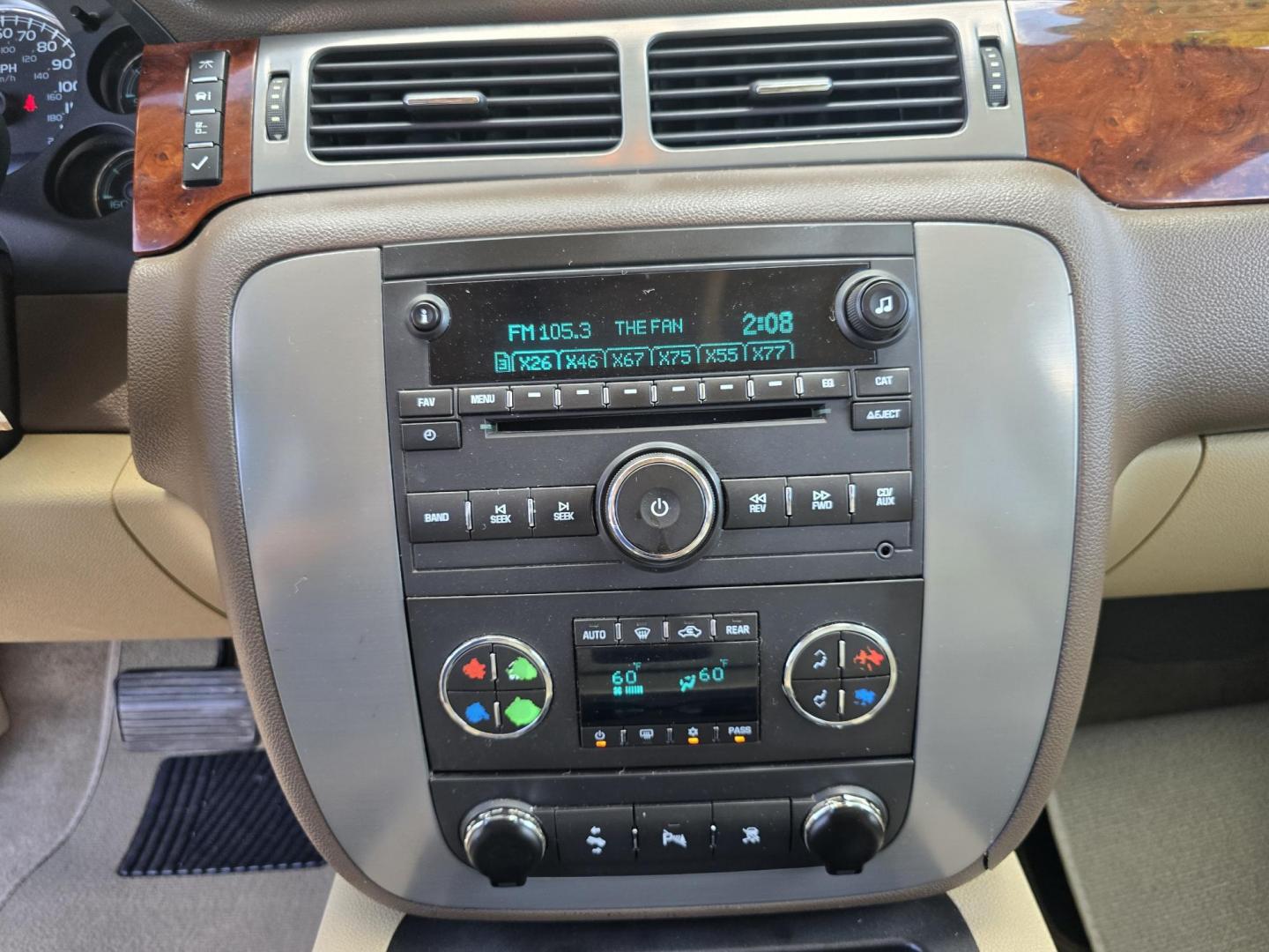 2010 WHITE GMC Yukon XL SLT (1GKUCKE04AR) with an 5.3L V8 OHV 16V FFV engine, 4-Speed Automatic transmission, located at 2660 S.Garland Avenue, Garland, TX, 75041, (469) 298-3118, 32.885551, -96.655602 - Photo#14