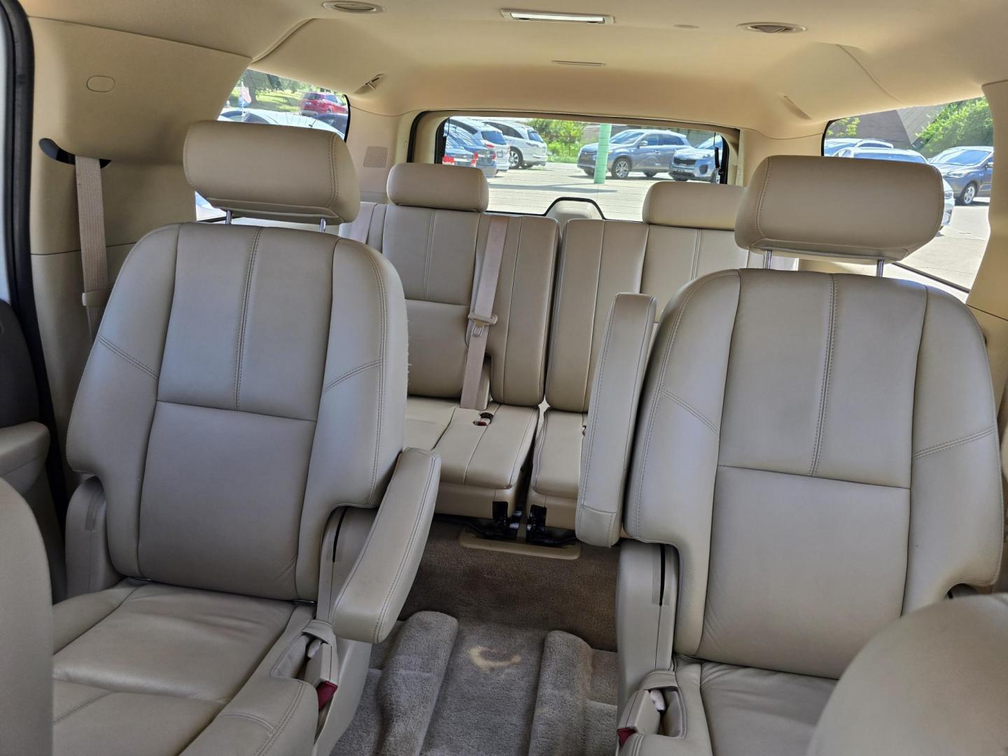 2010 WHITE GMC Yukon XL SLT (1GKUCKE04AR) with an 5.3L V8 OHV 16V FFV engine, 4-Speed Automatic transmission, located at 2660 S.Garland Avenue, Garland, TX, 75041, (469) 298-3118, 32.885551, -96.655602 - Photo#16