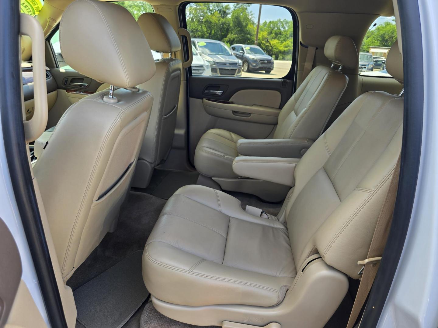2010 WHITE GMC Yukon XL SLT (1GKUCKE04AR) with an 5.3L V8 OHV 16V FFV engine, 4-Speed Automatic transmission, located at 2660 S.Garland Avenue, Garland, TX, 75041, (469) 298-3118, 32.885551, -96.655602 - Photo#17