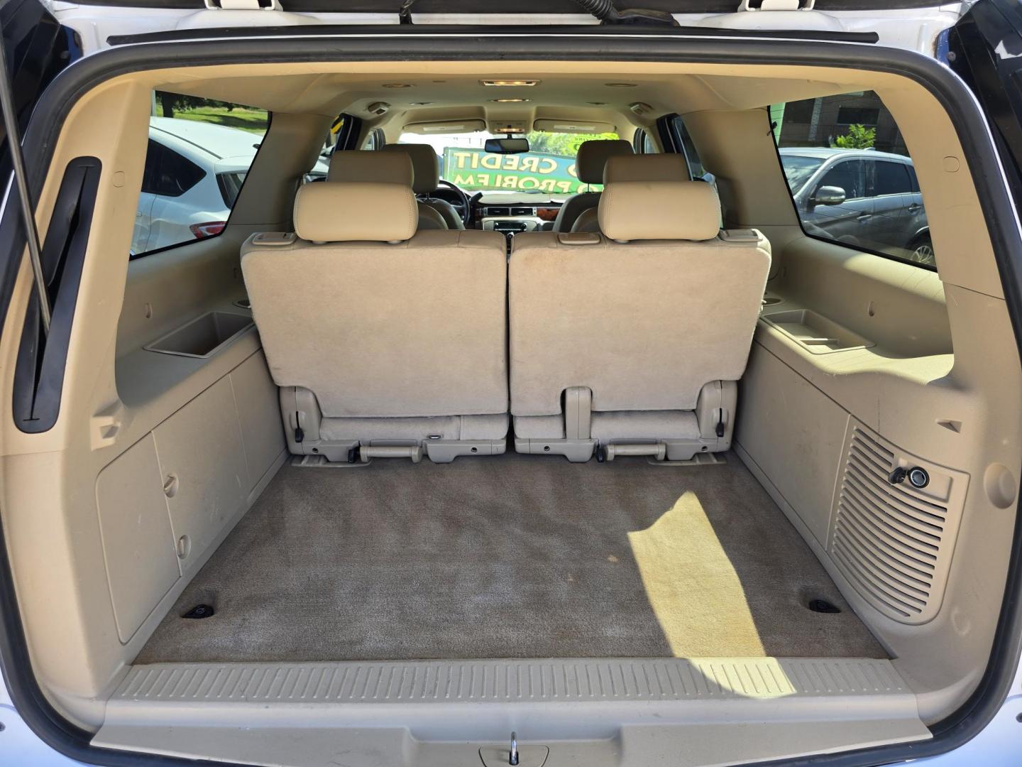 2010 WHITE GMC Yukon XL SLT (1GKUCKE04AR) with an 5.3L V8 OHV 16V FFV engine, 4-Speed Automatic transmission, located at 2660 S.Garland Avenue, Garland, TX, 75041, (469) 298-3118, 32.885551, -96.655602 - Photo#18