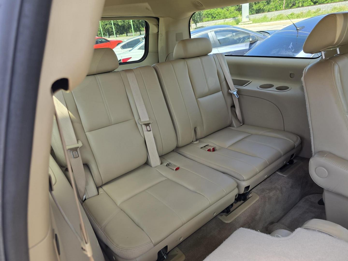 2010 WHITE GMC Yukon XL SLT (1GKUCKE04AR) with an 5.3L V8 OHV 16V FFV engine, 4-Speed Automatic transmission, located at 2660 S.Garland Avenue, Garland, TX, 75041, (469) 298-3118, 32.885551, -96.655602 - Photo#19