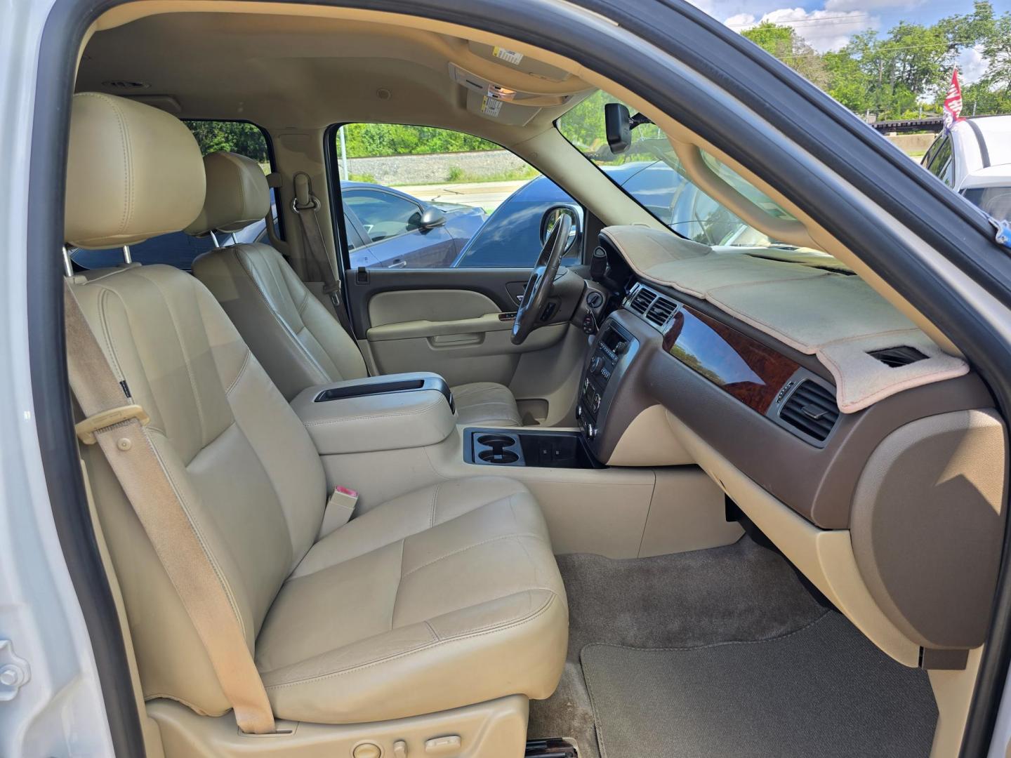 2010 WHITE GMC Yukon XL SLT (1GKUCKE04AR) with an 5.3L V8 OHV 16V FFV engine, 4-Speed Automatic transmission, located at 2660 S.Garland Avenue, Garland, TX, 75041, (469) 298-3118, 32.885551, -96.655602 - Photo#21