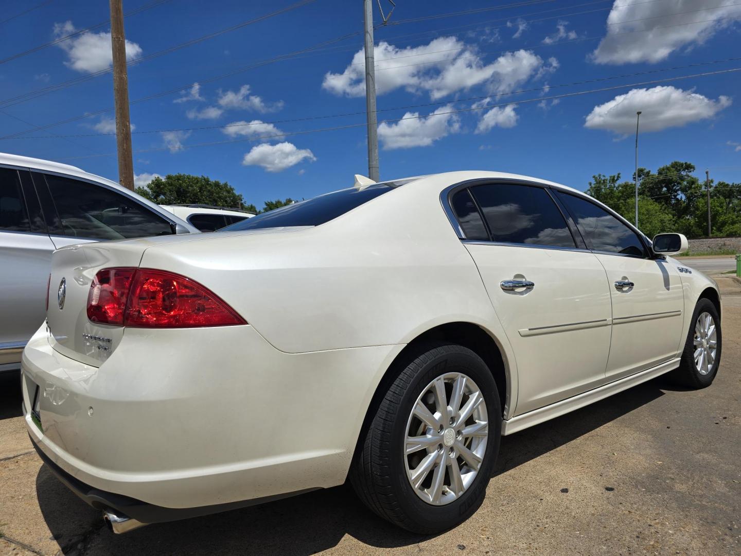2011 DIAMOND WHITE Buick Lucerne CXL (1G4HC5EM1BU) with an 3.9L V6 OHV 12V engine, 4-Speed Automatic transmission, located at 2660 S.Garland Avenue, Garland, TX, 75041, (469) 298-3118, 32.885551, -96.655602 - Photo#3
