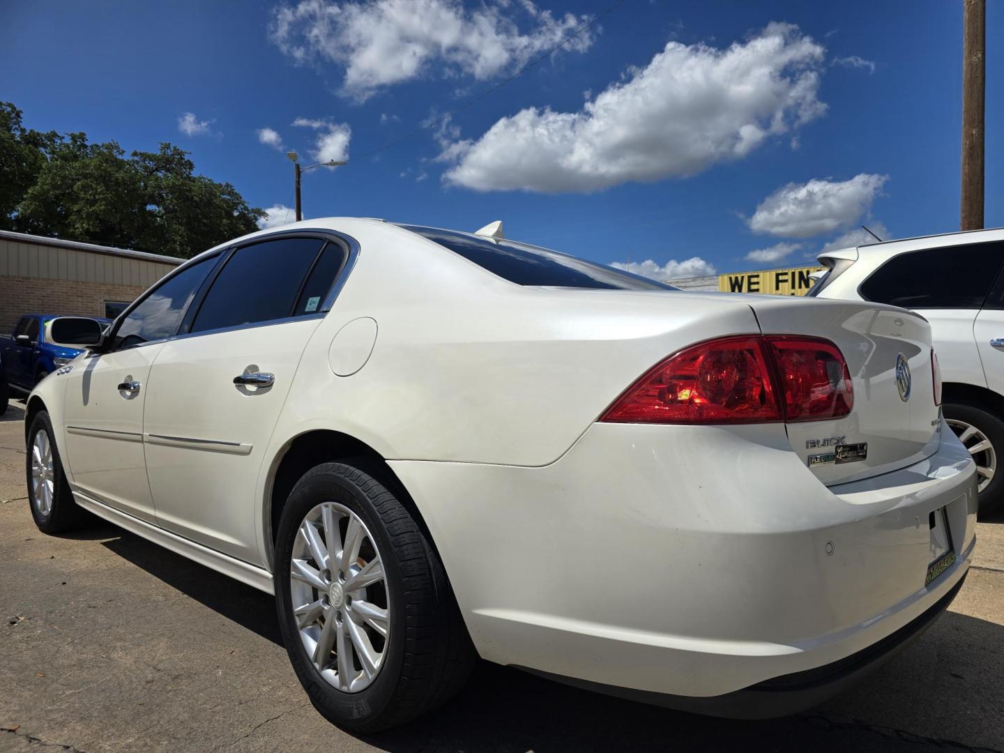 2011 DIAMOND WHITE Buick Lucerne CXL (1G4HC5EM1BU) with an 3.9L V6 OHV 12V engine, 4-Speed Automatic transmission, located at 2660 S.Garland Avenue, Garland, TX, 75041, (469) 298-3118, 32.885551, -96.655602 - Photo#5