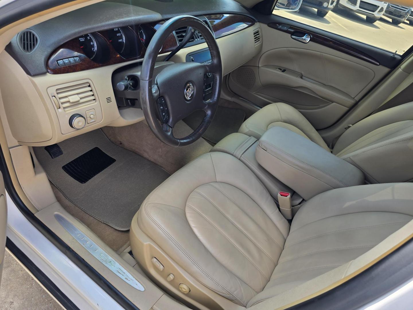 2011 DIAMOND WHITE Buick Lucerne CXL (1G4HC5EM1BU) with an 3.9L V6 OHV 12V engine, 4-Speed Automatic transmission, located at 2660 S.Garland Avenue, Garland, TX, 75041, (469) 298-3118, 32.885551, -96.655602 - Photo#11