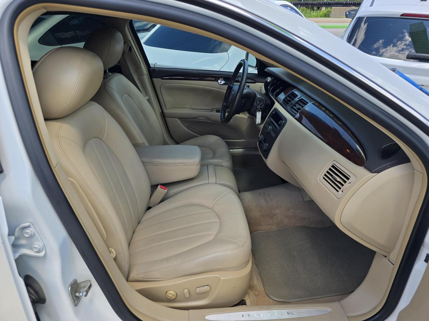 2011 DIAMOND WHITE Buick Lucerne CXL (1G4HC5EM1BU) with an 3.9L V6 OHV 12V engine, 4-Speed Automatic transmission, located at 2660 S.Garland Avenue, Garland, TX, 75041, (469) 298-3118, 32.885551, -96.655602 - Photo#17