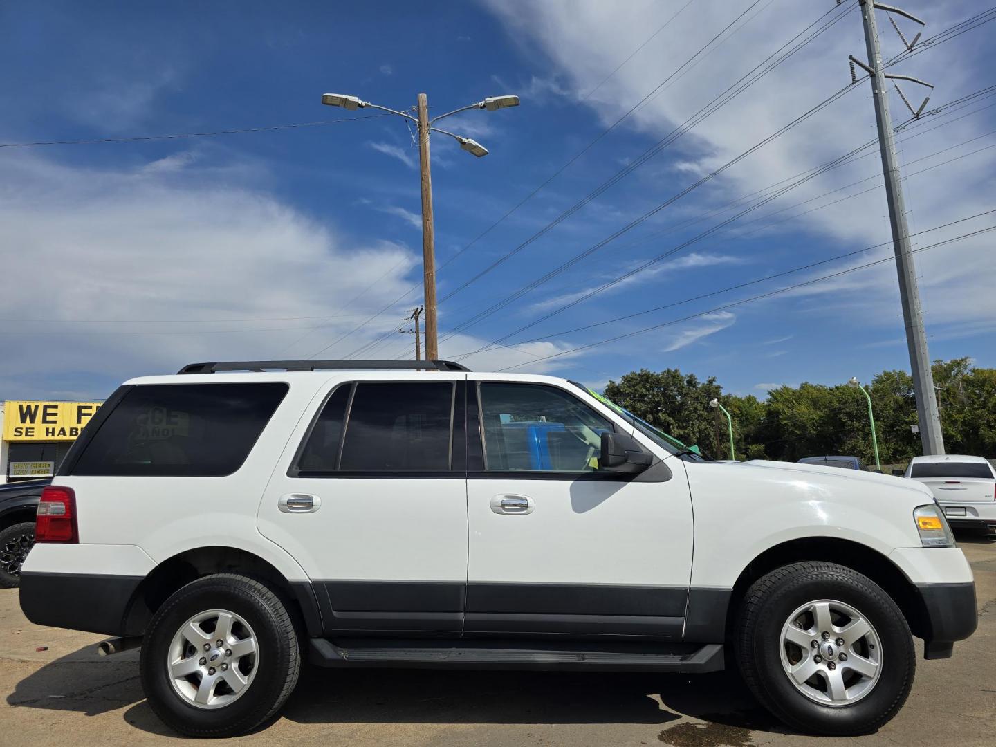 2011 WHITE Ford Expedition XLT (1FMJU1F53BE) with an 5.4L V8 SOHC 16V FFV engine, 6-Speed Automatic transmission, located at 2660 S.Garland Avenue, Garland, TX, 75041, (469) 298-3118, 32.885551, -96.655602 - Photo#2