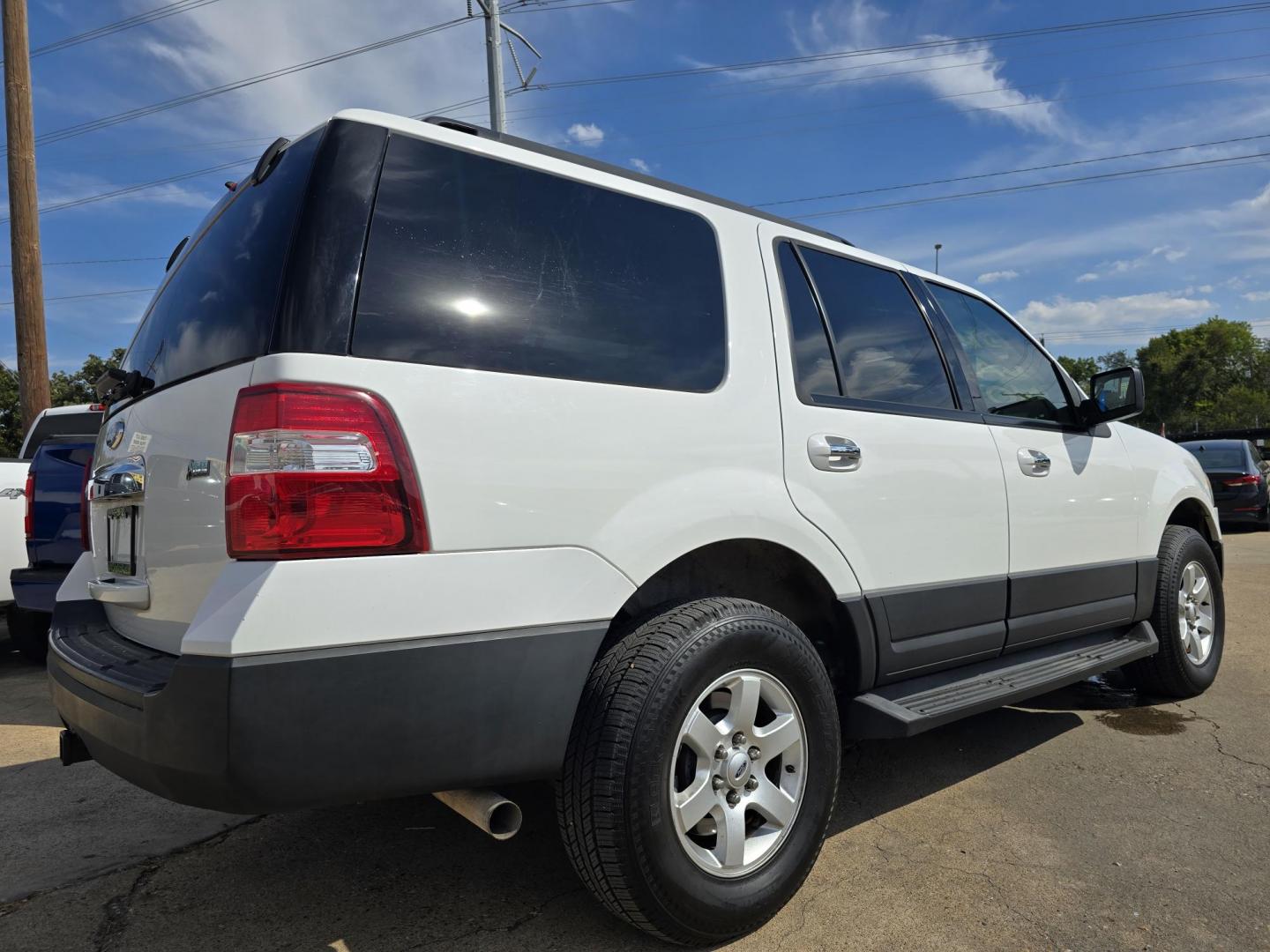 2011 WHITE Ford Expedition XLT (1FMJU1F53BE) with an 5.4L V8 SOHC 16V FFV engine, 6-Speed Automatic transmission, located at 2660 S.Garland Avenue, Garland, TX, 75041, (469) 298-3118, 32.885551, -96.655602 - Photo#3