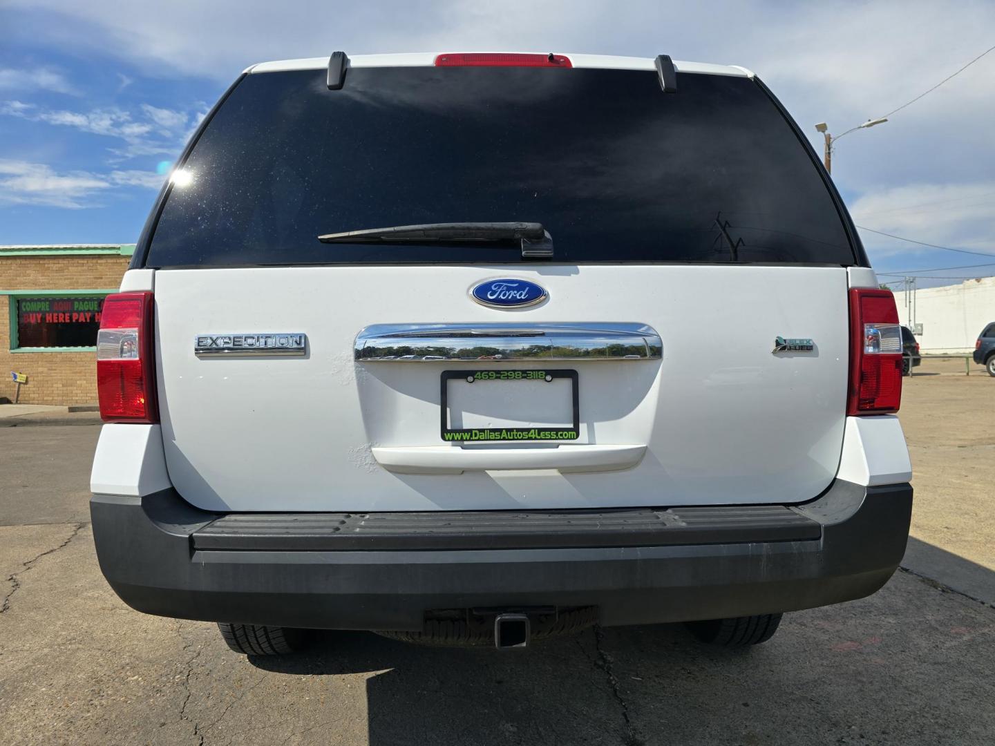 2011 WHITE Ford Expedition XLT (1FMJU1F53BE) with an 5.4L V8 SOHC 16V FFV engine, 6-Speed Automatic transmission, located at 2660 S.Garland Avenue, Garland, TX, 75041, (469) 298-3118, 32.885551, -96.655602 - Photo#4