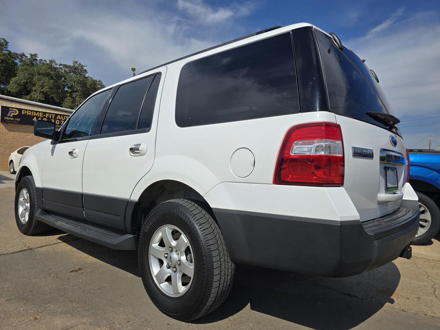 2011 WHITE Ford Expedition XLT (1FMJU1F53BE) with an 5.4L V8 SOHC 16V FFV engine, 6-Speed Automatic transmission, located at 2660 S.Garland Avenue, Garland, TX, 75041, (469) 298-3118, 32.885551, -96.655602 - Photo#5