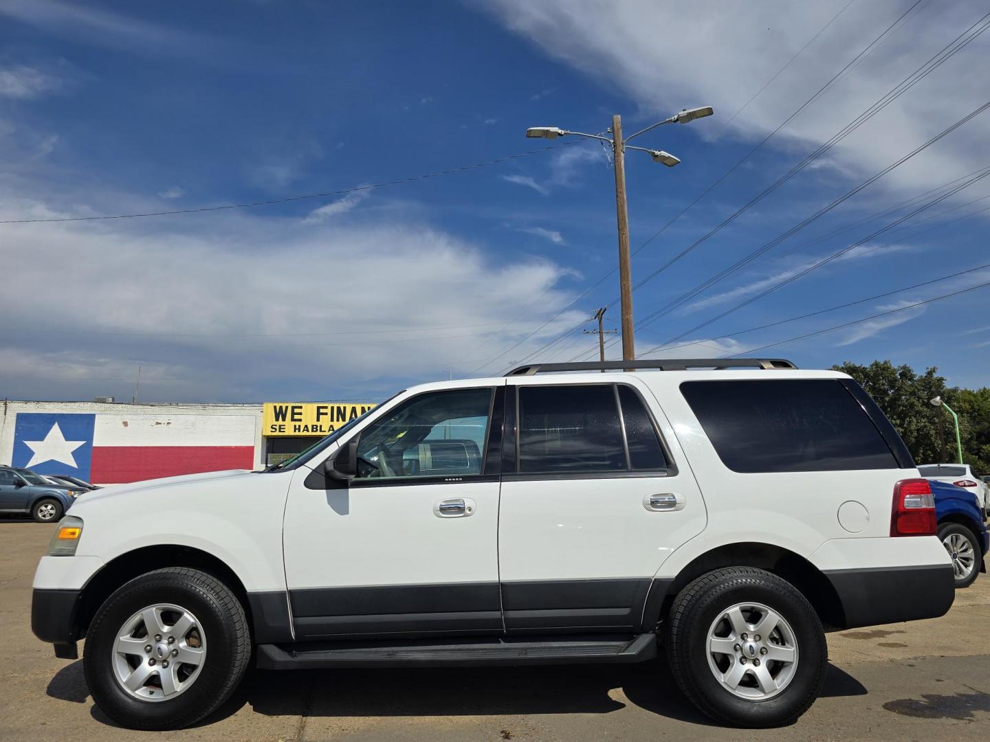 2011 WHITE Ford Expedition XLT (1FMJU1F53BE) with an 5.4L V8 SOHC 16V FFV engine, 6-Speed Automatic transmission, located at 2660 S.Garland Avenue, Garland, TX, 75041, (469) 298-3118, 32.885551, -96.655602 - Photo#6