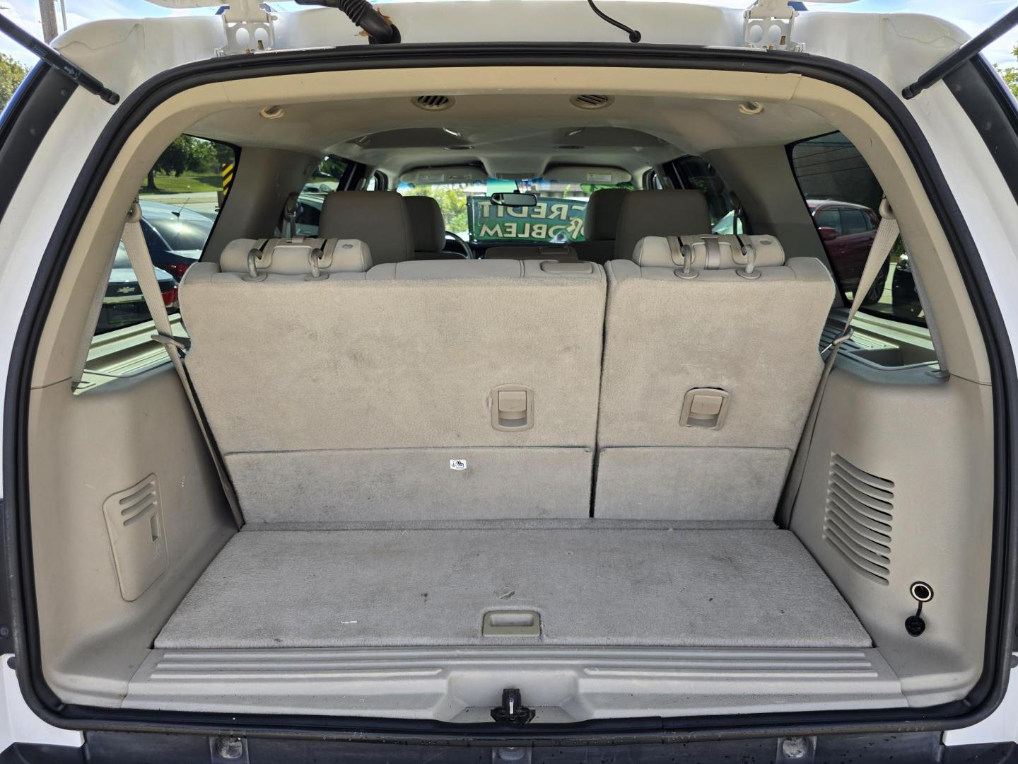 2011 WHITE Ford Expedition XLT (1FMJU1F53BE) with an 5.4L V8 SOHC 16V FFV engine, 6-Speed Automatic transmission, located at 2660 S.Garland Avenue, Garland, TX, 75041, (469) 298-3118, 32.885551, -96.655602 - Photo#17