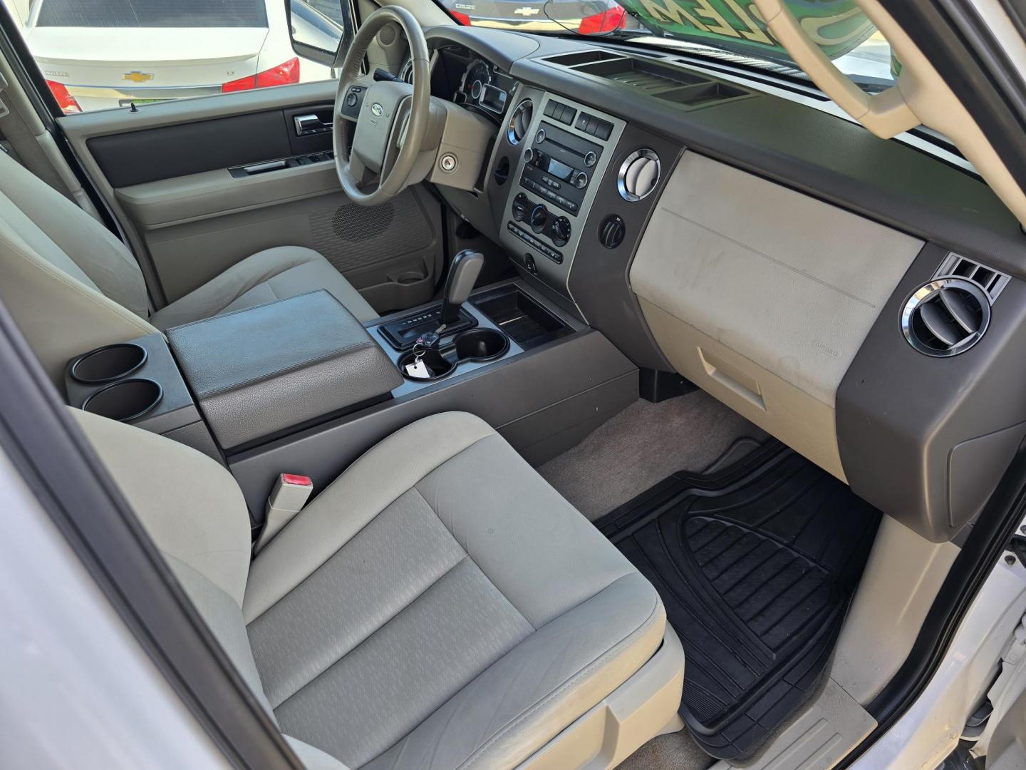 2011 WHITE Ford Expedition XLT (1FMJU1F53BE) with an 5.4L V8 SOHC 16V FFV engine, 6-Speed Automatic transmission, located at 2660 S.Garland Avenue, Garland, TX, 75041, (469) 298-3118, 32.885551, -96.655602 - Photo#20
