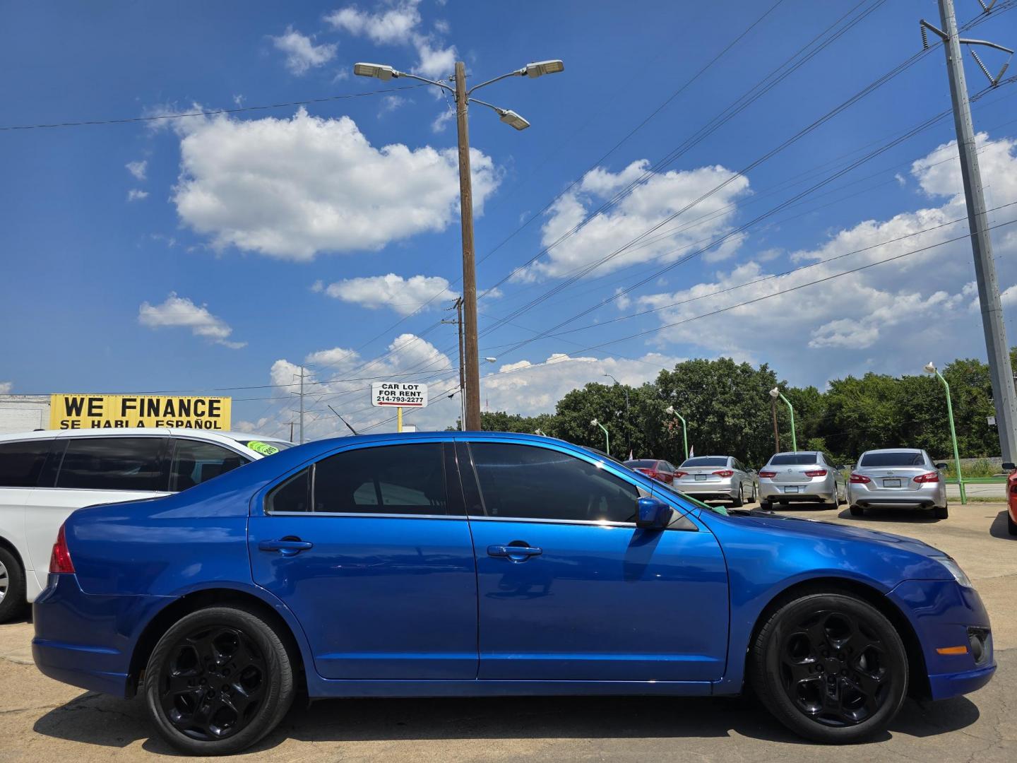 2011 BLUE Ford Fusion I4 SE (3FAHP0HA3BR) with an 2.5L L4 DOHC 16V engine, AUTO transmission, located at 2660 S.Garland Avenue, Garland, TX, 75041, (469) 298-3118, 32.885551, -96.655602 - Photo#2
