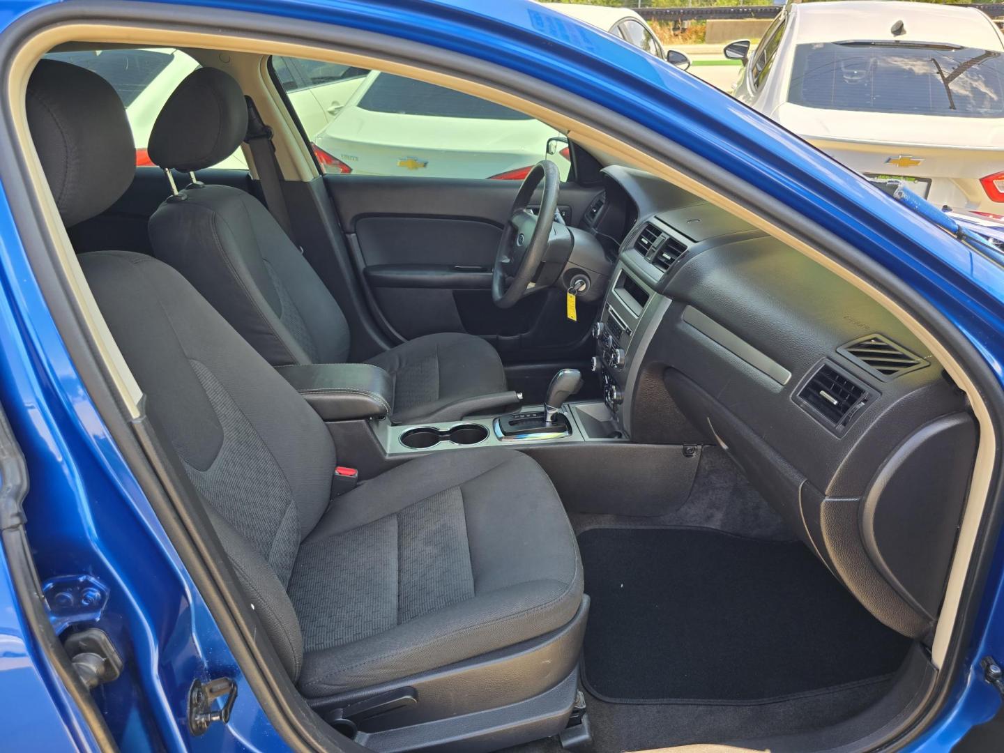2011 BLUE Ford Fusion I4 SE (3FAHP0HA3BR) with an 2.5L L4 DOHC 16V engine, AUTO transmission, located at 2660 S.Garland Avenue, Garland, TX, 75041, (469) 298-3118, 32.885551, -96.655602 - Photo#17