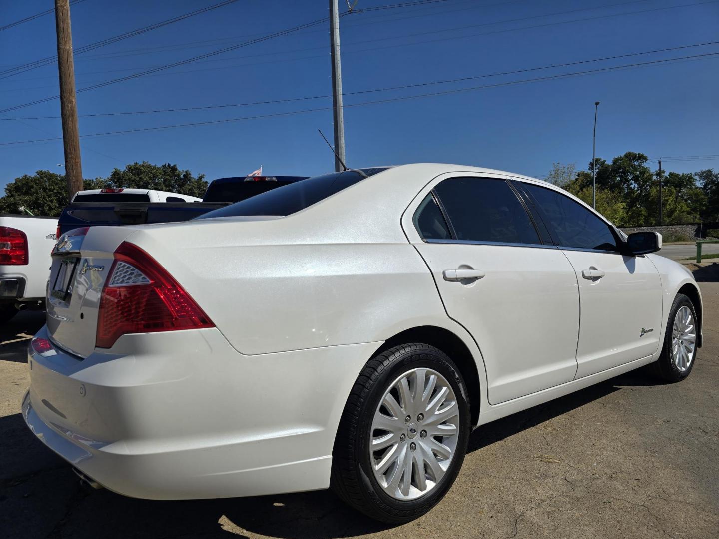 2011 DIAMOND WHITE Ford Fusion Hybrid Sedan (3FADP0L39BR) with an 2.5L L4 DOHC 16V HYBRID engine, AUTO transmission, located at 2660 S.Garland Avenue, Garland, TX, 75041, (469) 298-3118, 32.885551, -96.655602 - Photo#3