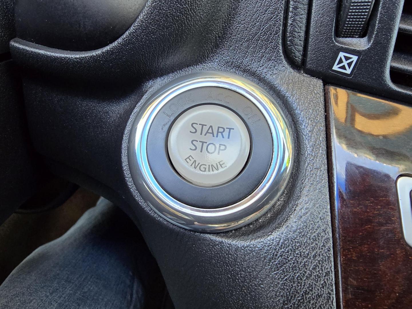 2011 SILVER Infiniti M M37x (JN1BY1ARXBM) with an 3.7L V6 DOHC 24V engine, 7-Speed Automatic transmission, located at 2660 S.Garland Avenue, Garland, TX, 75041, (469) 298-3118, 32.885551, -96.655602 - Photo#13