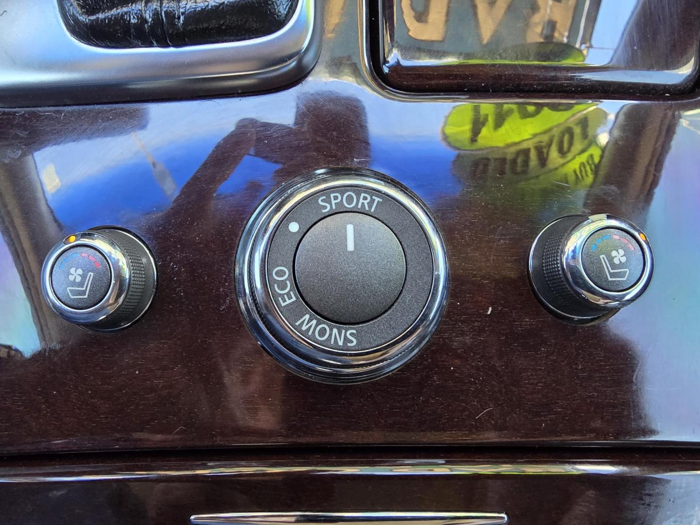 2011 SILVER Infiniti M M37x (JN1BY1ARXBM) with an 3.7L V6 DOHC 24V engine, 7-Speed Automatic transmission, located at 2660 S.Garland Avenue, Garland, TX, 75041, (469) 298-3118, 32.885551, -96.655602 - Photo#18