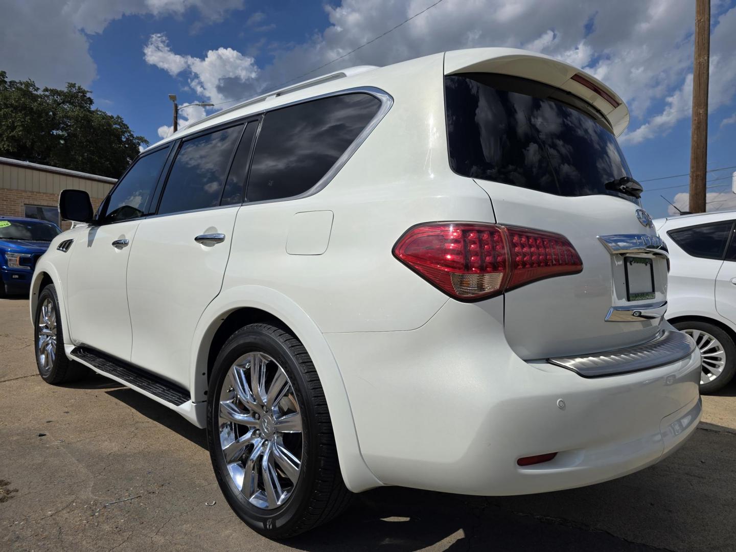 2011 DIAMOND WHITE Infiniti QX56 (JN8AZ2NF5B9) with an 5.6L V8 DOHC 32V engine, 5-Speed Auto transmission, located at 2660 S.Garland Avenue, Garland, TX, 75041, (469) 298-3118, 32.885551, -96.655602 - Photo#5