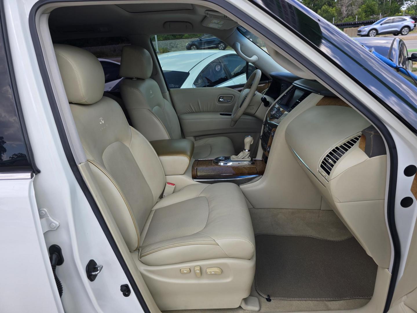2011 DIAMOND WHITE Infiniti QX56 (JN8AZ2NF5B9) with an 5.6L V8 DOHC 32V engine, 5-Speed Auto transmission, located at 2660 S.Garland Avenue, Garland, TX, 75041, (469) 298-3118, 32.885551, -96.655602 - Photo#23