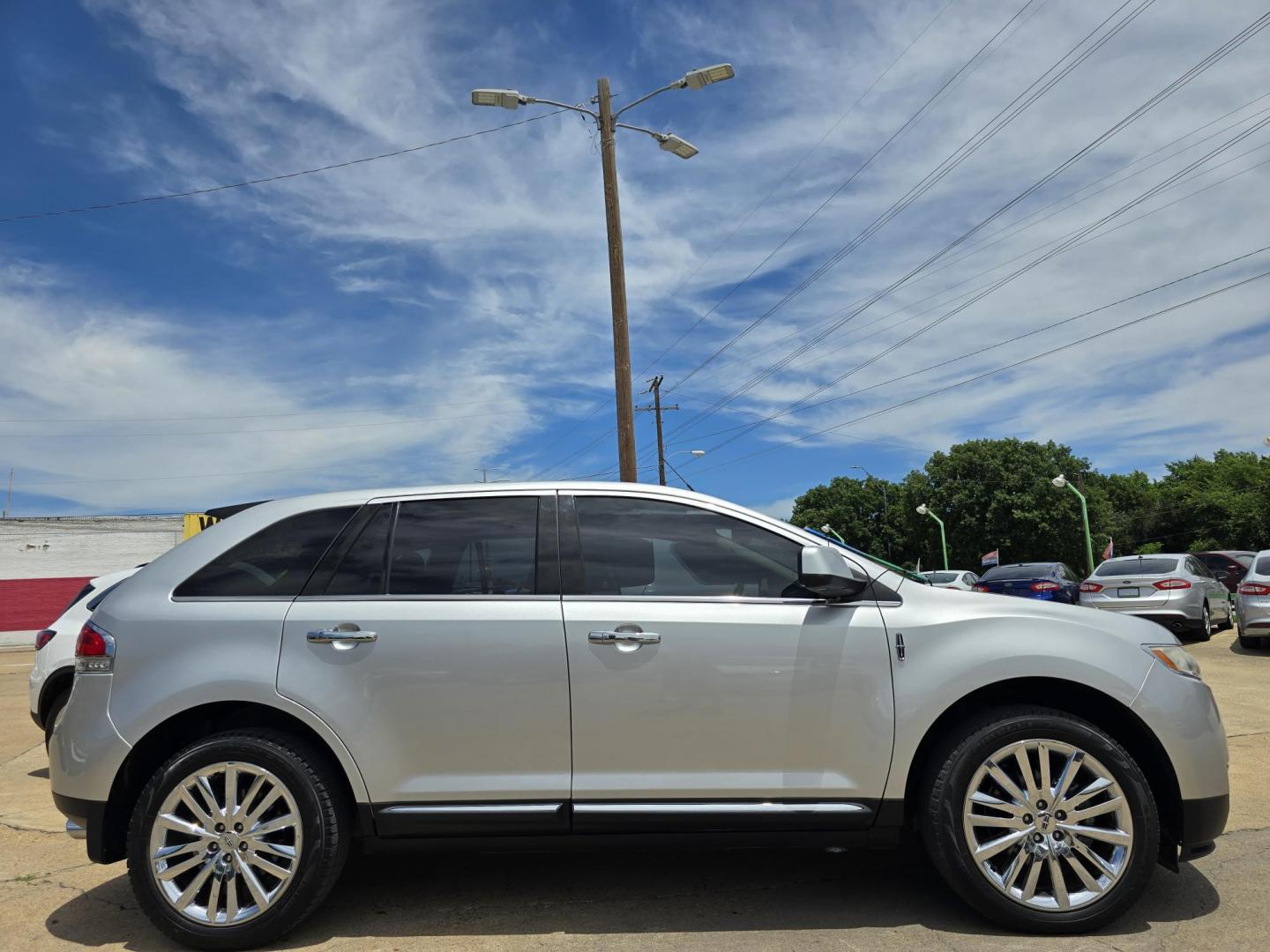 2011 SILVER Lincoln MKX (2LMDJ6JK7BB) with an 3.7L V6 DOHC 24V engine, 6-Speed Automatic transmission, located at 2660 S.Garland Avenue, Garland, TX, 75041, (469) 298-3118, 32.885551, -96.655602 - Photo#2