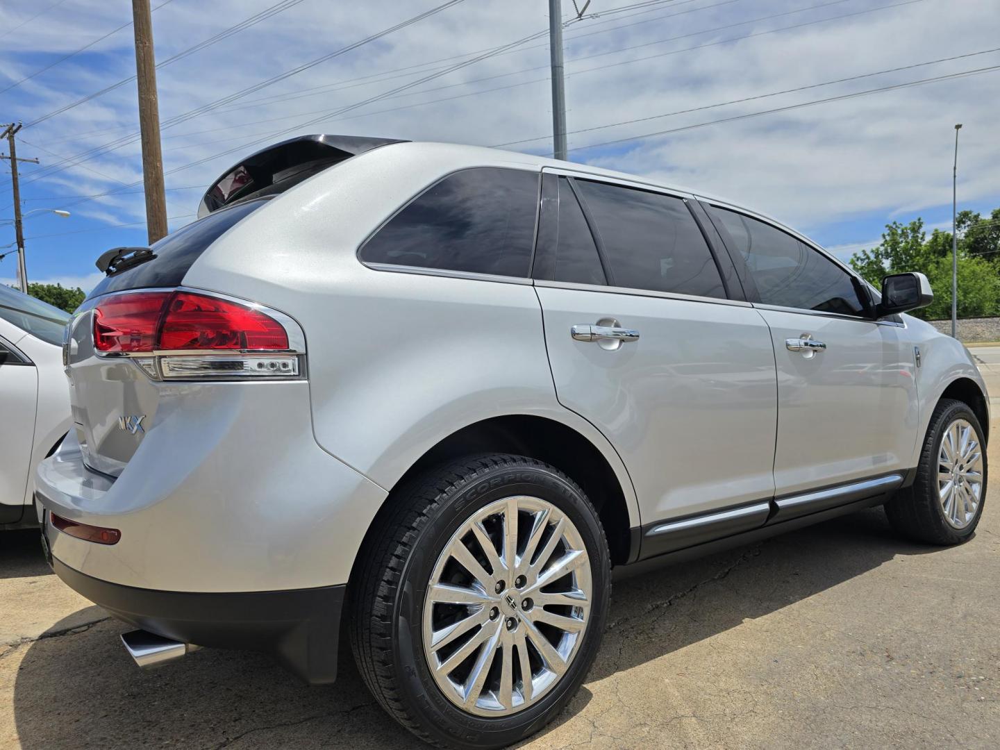 2011 SILVER Lincoln MKX (2LMDJ6JK7BB) with an 3.7L V6 DOHC 24V engine, 6-Speed Automatic transmission, located at 2660 S.Garland Avenue, Garland, TX, 75041, (469) 298-3118, 32.885551, -96.655602 - Photo#3