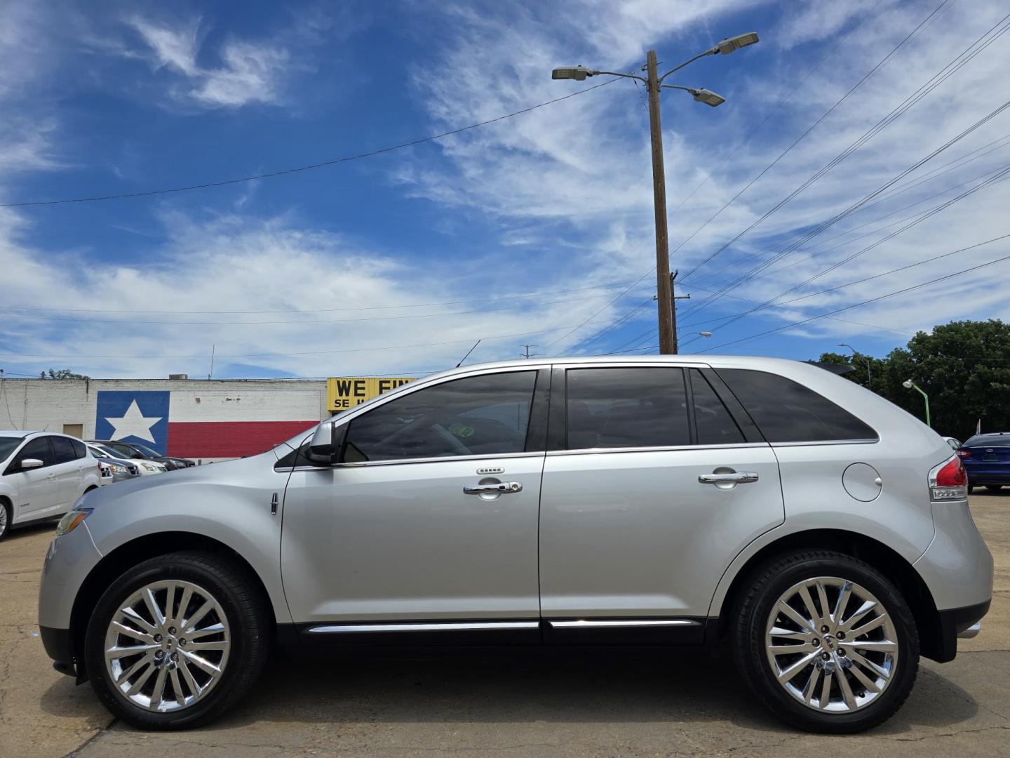 2011 SILVER Lincoln MKX (2LMDJ6JK7BB) with an 3.7L V6 DOHC 24V engine, 6-Speed Automatic transmission, located at 2660 S.Garland Avenue, Garland, TX, 75041, (469) 298-3118, 32.885551, -96.655602 - Photo#6