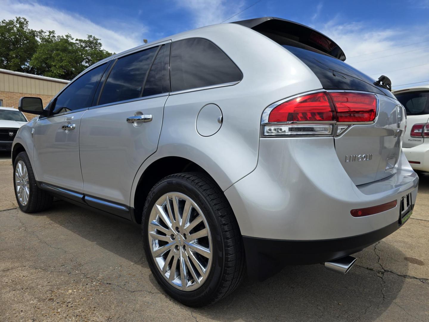2011 SILVER Lincoln MKX (2LMDJ6JK7BB) with an 3.7L V6 DOHC 24V engine, 6-Speed Automatic transmission, located at 2660 S.Garland Avenue, Garland, TX, 75041, (469) 298-3118, 32.885551, -96.655602 - Photo#5