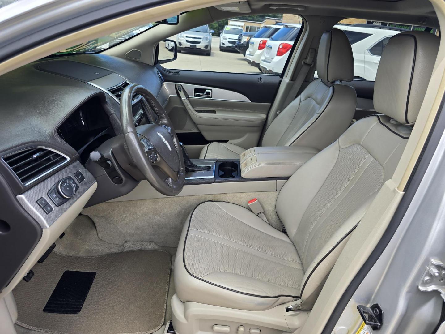 2011 SILVER Lincoln MKX (2LMDJ6JK7BB) with an 3.7L V6 DOHC 24V engine, 6-Speed Automatic transmission, located at 2660 S.Garland Avenue, Garland, TX, 75041, (469) 298-3118, 32.885551, -96.655602 - Photo#11