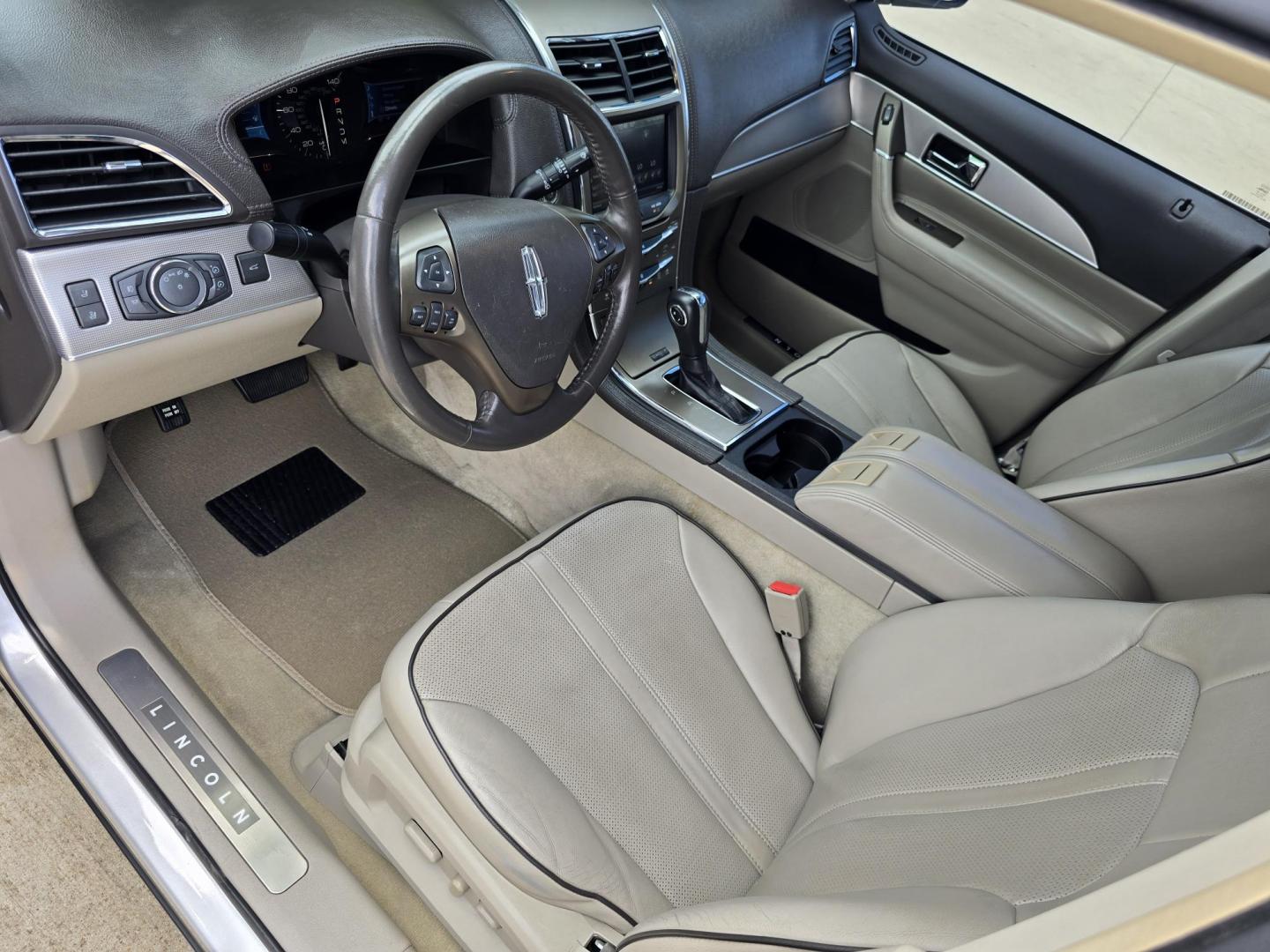 2011 SILVER Lincoln MKX (2LMDJ6JK7BB) with an 3.7L V6 DOHC 24V engine, 6-Speed Automatic transmission, located at 2660 S.Garland Avenue, Garland, TX, 75041, (469) 298-3118, 32.885551, -96.655602 - Photo#10