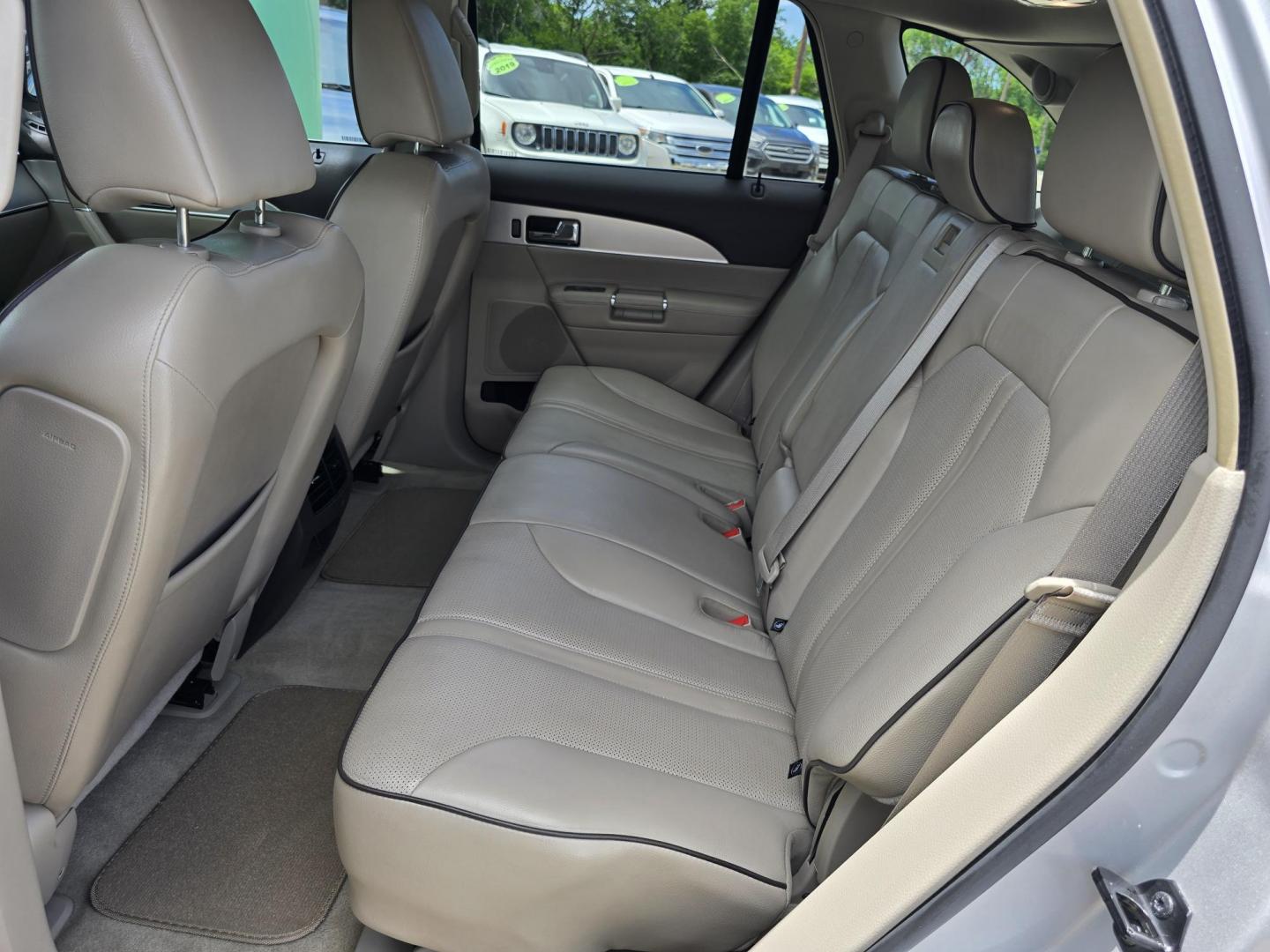 2011 SILVER Lincoln MKX (2LMDJ6JK7BB) with an 3.7L V6 DOHC 24V engine, 6-Speed Automatic transmission, located at 2660 S.Garland Avenue, Garland, TX, 75041, (469) 298-3118, 32.885551, -96.655602 - Photo#18