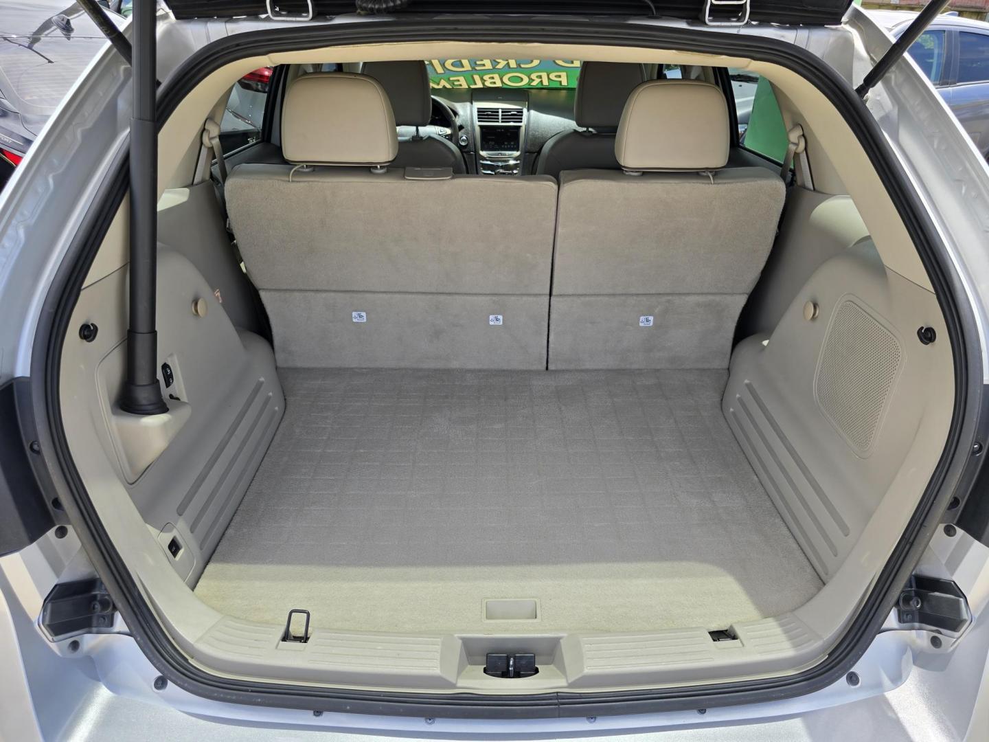 2011 SILVER Lincoln MKX (2LMDJ6JK7BB) with an 3.7L V6 DOHC 24V engine, 6-Speed Automatic transmission, located at 2660 S.Garland Avenue, Garland, TX, 75041, (469) 298-3118, 32.885551, -96.655602 - Photo#19
