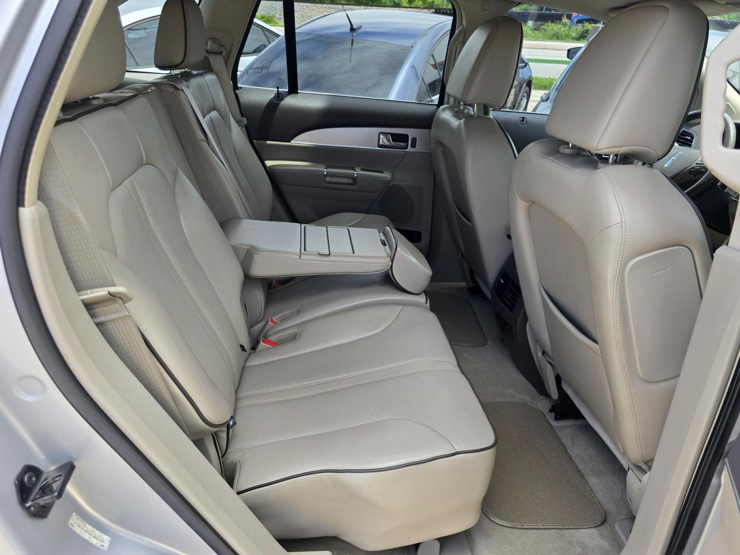 2011 SILVER Lincoln MKX (2LMDJ6JK7BB) with an 3.7L V6 DOHC 24V engine, 6-Speed Automatic transmission, located at 2660 S.Garland Avenue, Garland, TX, 75041, (469) 298-3118, 32.885551, -96.655602 - Photo#20